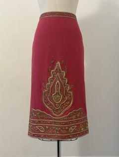 Falda lápiz de Alexander McQueen de 2004, de color rojo burdeos con adornos dorados, sin estrenar