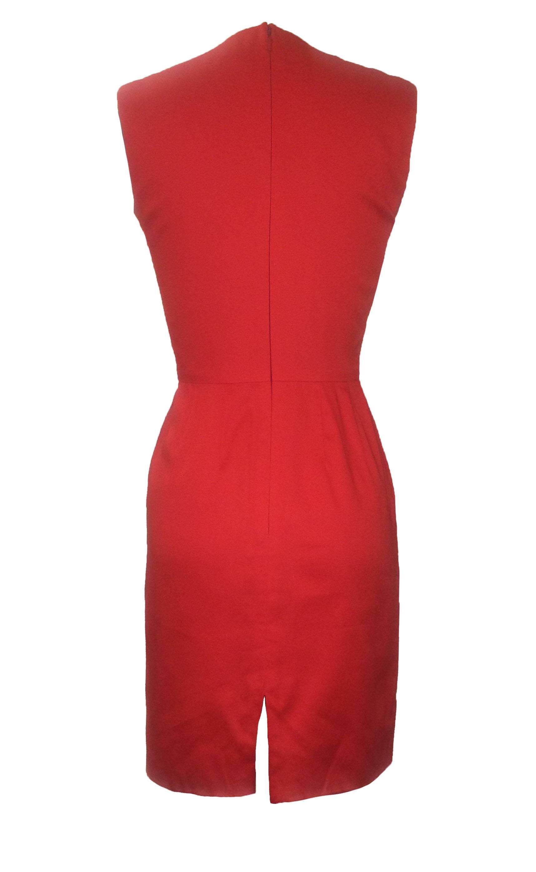 Stephen Sprouse 90s sleeveless pencil dress in tomato red. Back zip.

100% cotton.
Fully lined in 100% acetate.

Made in Korea.

Size 4, fits like 0/2. Slight bit of stretch.
Bust 33