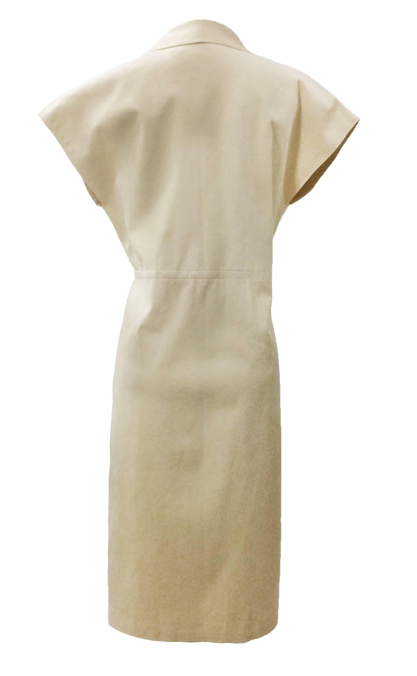 Halston 70s cream ultrasuede wrap dress. Short sleeve, elastic at waist. Fastens at front with two hooks.

No fabric content label.

No size label, fits like L/XL.
Bust 40
