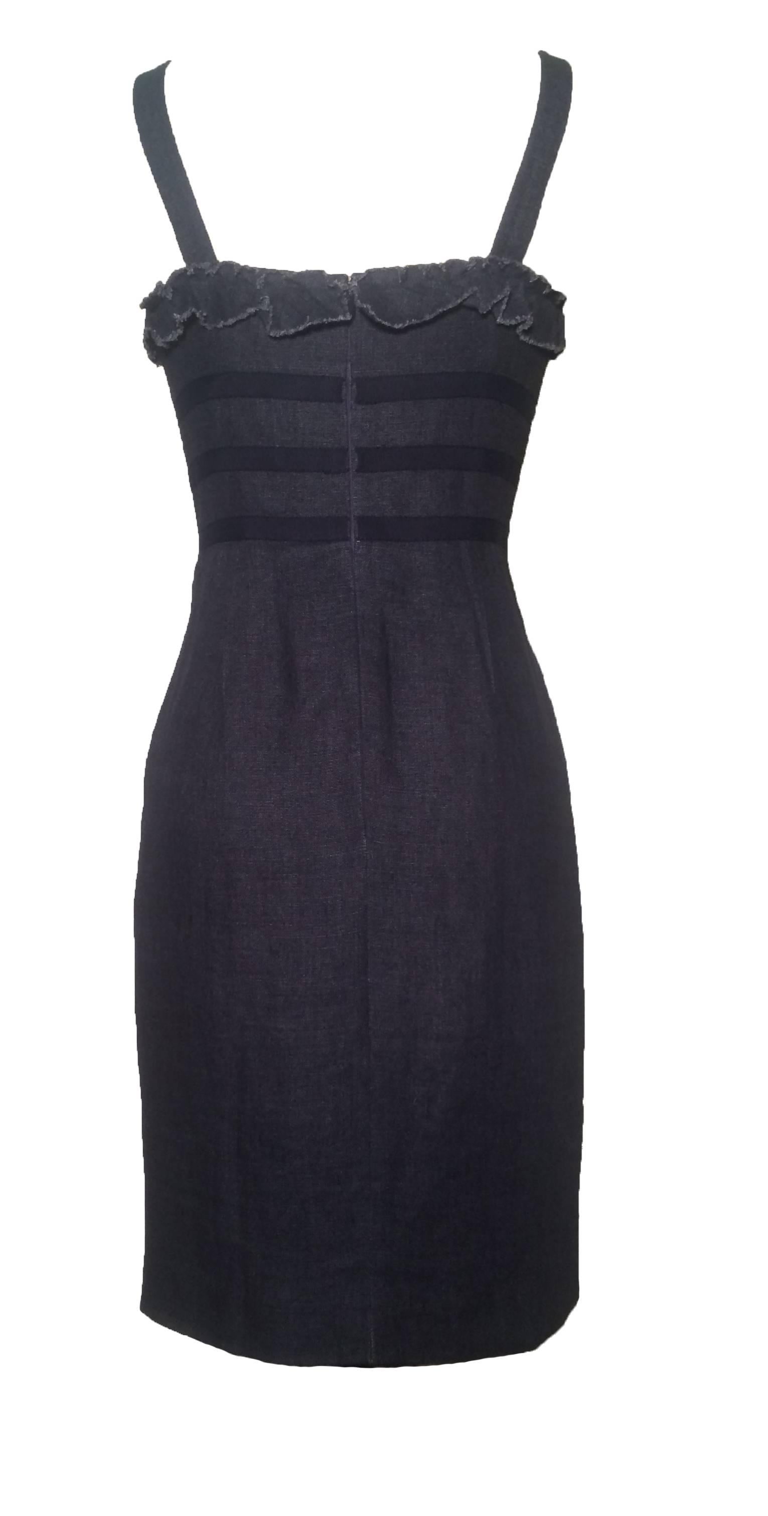 Oscar de la Renta denim pencil dress with ruffle trim. Navy trim circles the bodice.

Back zip and hook and eye.

Size 2
Bust 32".
Waist 26".
Hip 34".

97% cotton, 3% lycra. Fully lined in 100% silk.

Made in