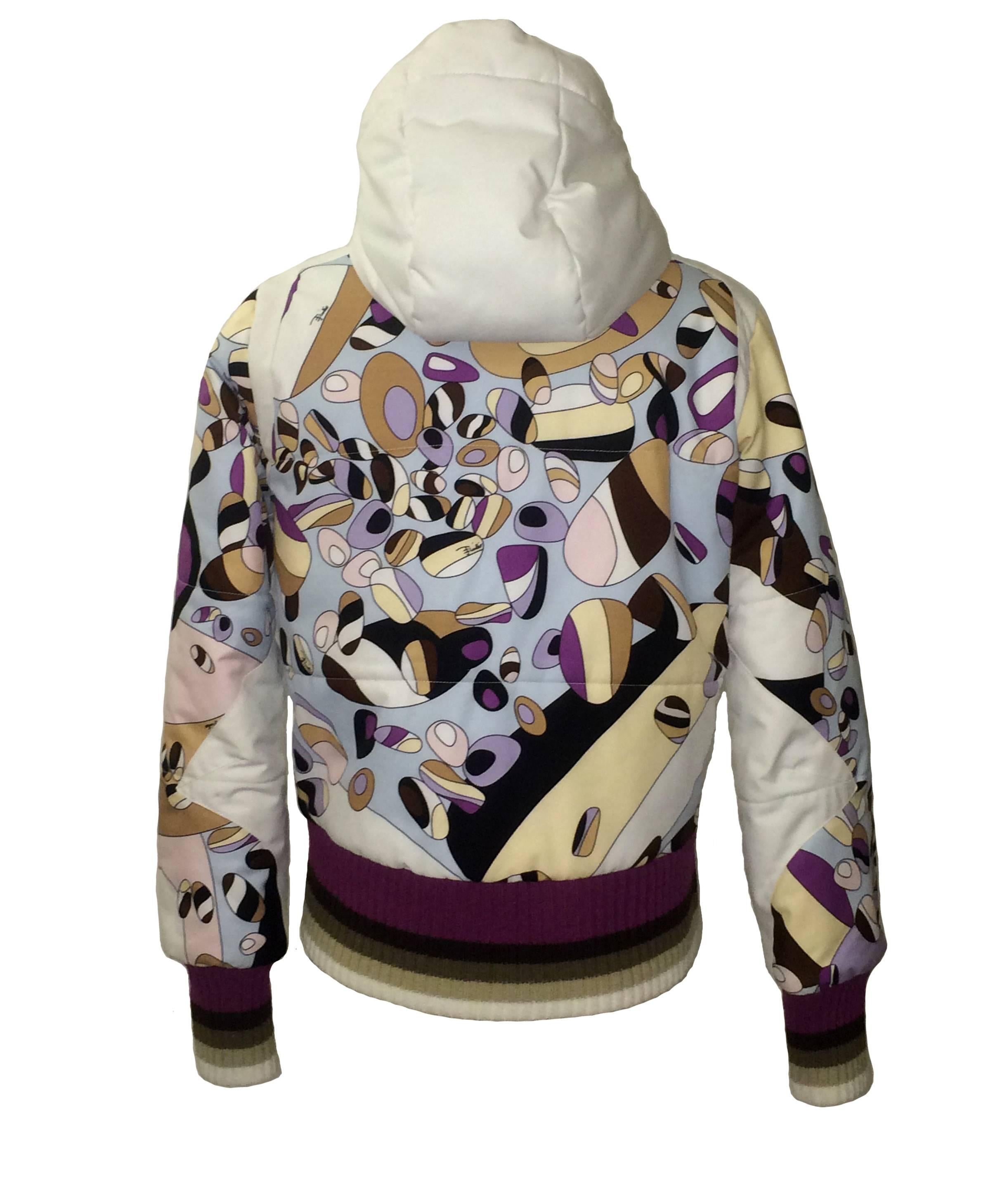 Emilio Pucci für Rossignol Pure Mountain Company Skijacke mit Kapuze und Pucci-Print in Weiß:: Violett:: Hellbraun und Rosa. Reißverschlusstaschen auf der Vorderseite und eine auf der Innenseite. 

Signiert 