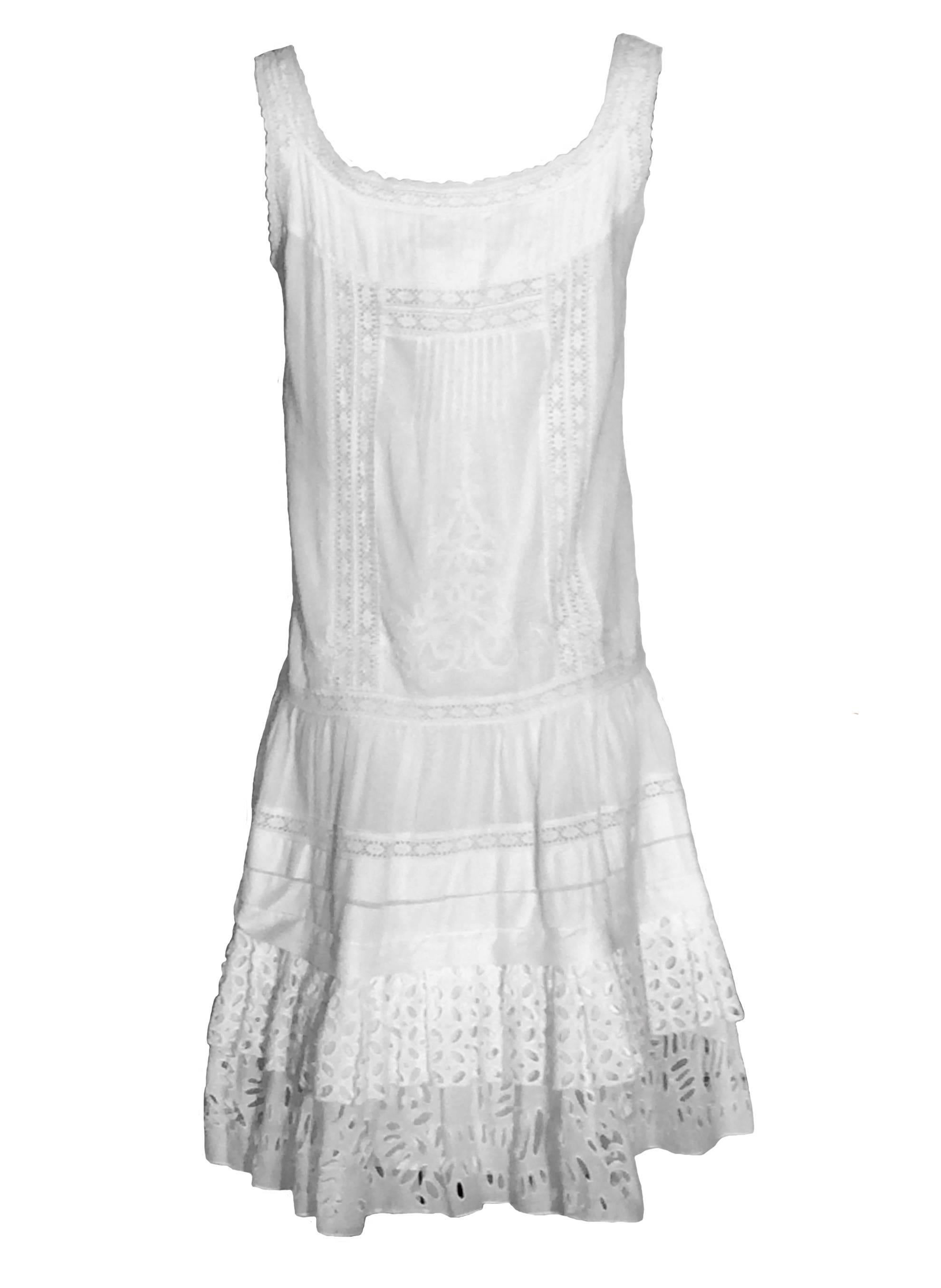 Oscar de la Renta white cotton dress with eyelet and lace trim with embroidered detail at back from the Spring 2010 collection. Plain white cotton camisole style under-slip. 

100% cotton.

Made in India. 

Size US 10.
Bust 36