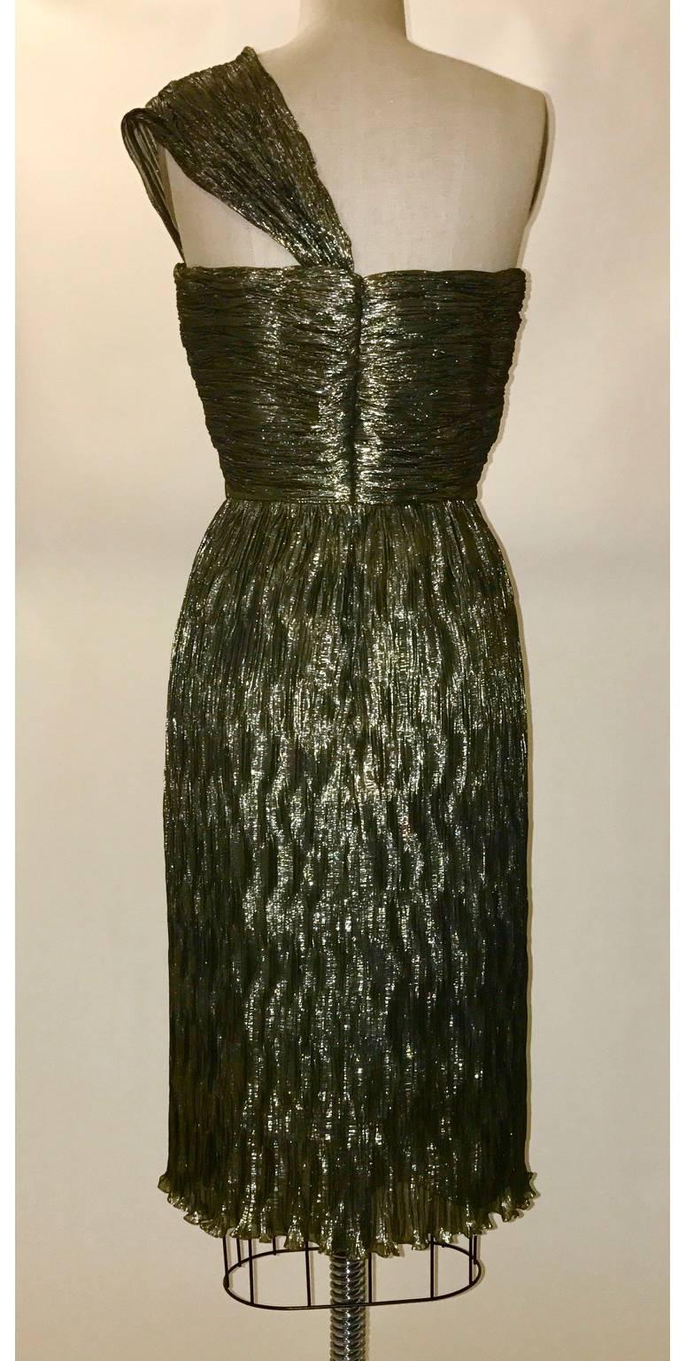 Oscar de la Renta party dress from the Fall 2010 collection in a slightly antiqued gold pleated crinkle fabric and a one shouldered silhouette. Built in corset at top. Back zip. 

70% silk, 30% polyester.
Fully lined in 100% silk.

Made in