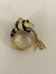 Gucci - Bague cocktail à tête de tigre en émail noir et blanc et en métal doré avec franges