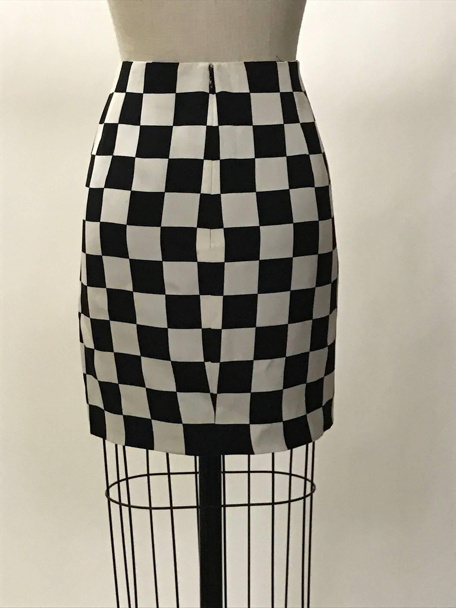 Iconic Gianni Versace Couture vintage 1990s black and white checked mini pencil skirt. Back zip and hook and eye. 

100% silk.
Fully lined in 100% rayon.

Made in Italy.

Size IT 44, approximate US 8. See measurements.
Waist 29".
Hip