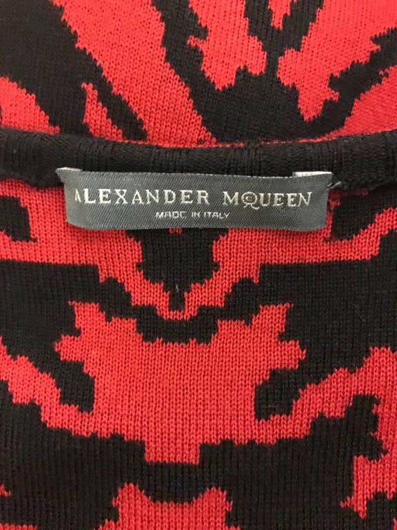 Alexander McQueen 2009 Red and Black Houndstooth Dogtooth Knit Scarf ...