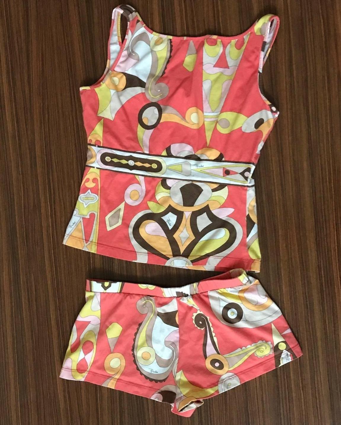 Emilio Pucci light orange stretch cotton lounge set with boy shorts and a tank top in signature Pucci print. Signed 'Emilio' throughout.

90% cotton, 10% spandex.

Made in Italy.

Size IT 38, fits like 2/4. See measurements. Stretchy. Measurements
