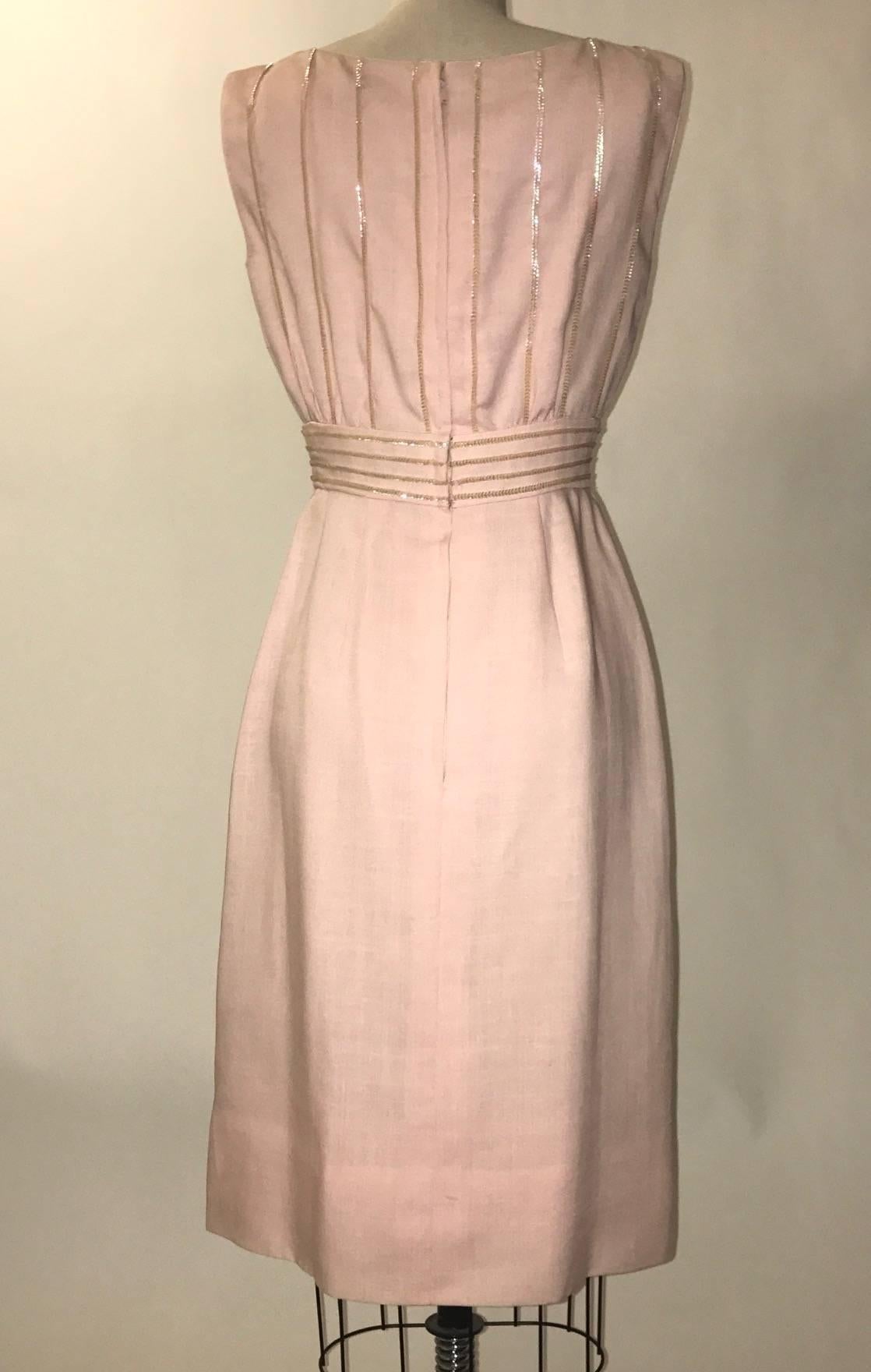 Peggy Hunt Vintage-Kleid aus rosa Leinen aus den späten 50er/frühen 60er Jahren. Paillettenstreifen im Mieder. Rückenreißverschluss und Haken und Ösen an Oberteil und Bund.

Leinen, vollständig gefüttert.

Kein Größenetikett, am besten passt 2 bis