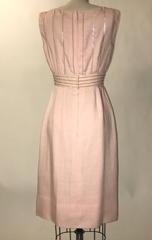 Peggy Hunt, abito senza maniche in lino rosa con decorazioni in paillettes, anni '60