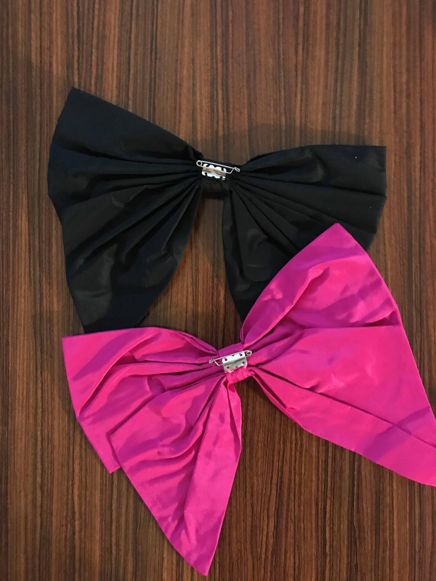 Set of six vintage 1980's Patrick Kelly giant cloth bow brooches in pink and black. Pin just one on a sweater, add one to each shoulder strap of an evening gown, or adorn a cocktail dress with all 6 for real Patrick Kelly flair!

Measure
