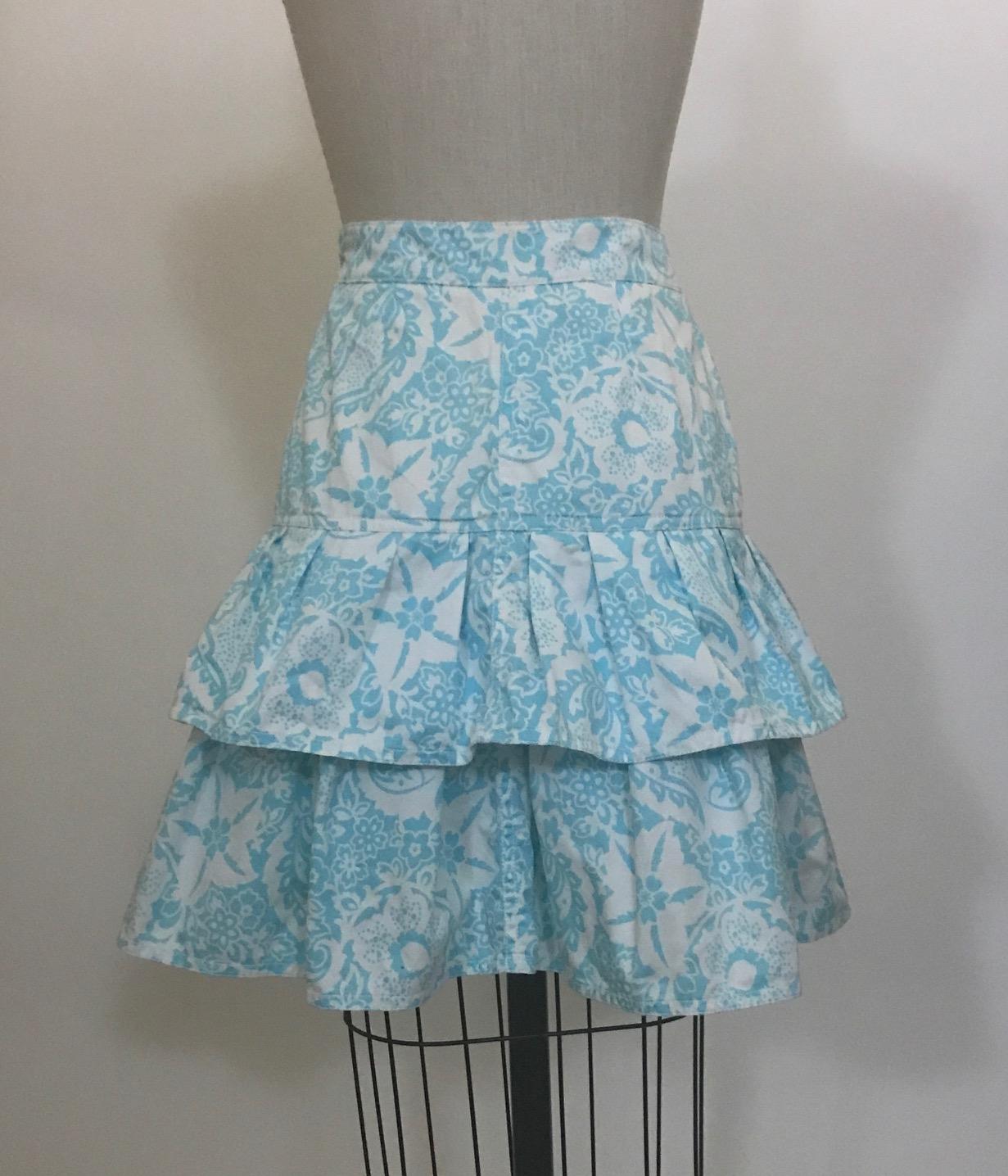 Oscar de la Renta for Neiman Marcus white and light blue paisley print skirt with tiered ruffles. Side zip and hook and eye.

100% (somewhat stiff) cotton.

Made in Italy.

Labelled size US 8, but runs a size or two small, see measurements.
Waist