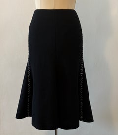 Jupe évasée noire vintage Alexander McQueen des années 2000, avec des surpiqûres blanches