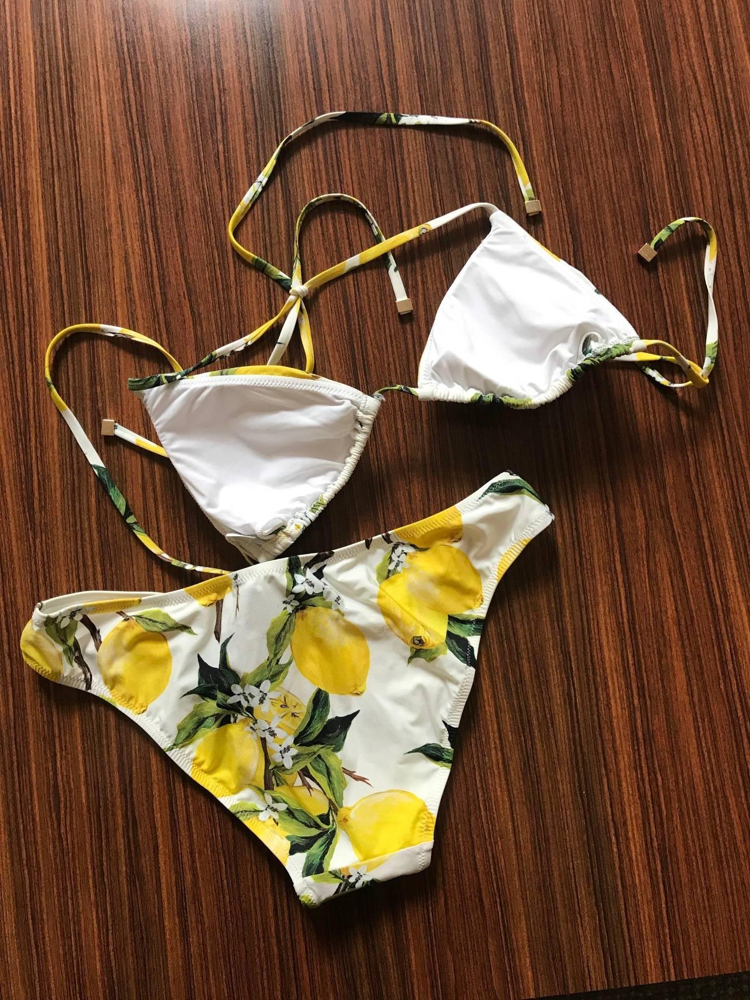 Dolce & Gabbana weißer Bikini mit Zitronendruck Badeanzug. Triangel-String-Bikinioberteil mit herausnehmbaren Polstern. Unterteil im Bikini-Stil. 

75 % Nylon:: 25 % Elastan. 
Vollständig gefüttert. 

Hergestellt in Italien. 

Größe 1 oder XS.