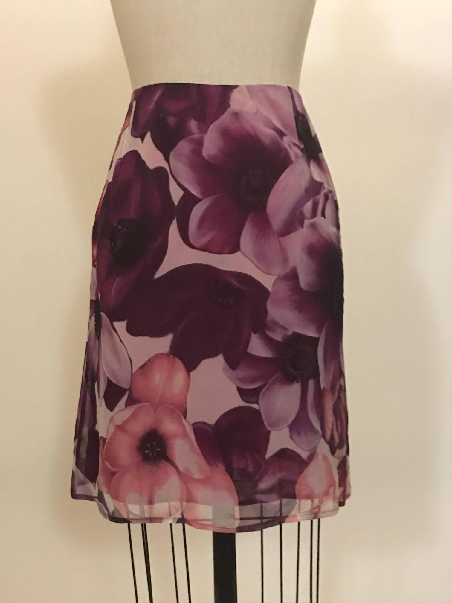 Gianni Versace Couture vintage 1990s purple, lilac, and white floral print silk chiffon pencil skirt with a dual center slit detail at front. Solid violet chiffon underlay.  Size zip and hook and eye.

100% silk.

Made in Italy.

Size IT 40,