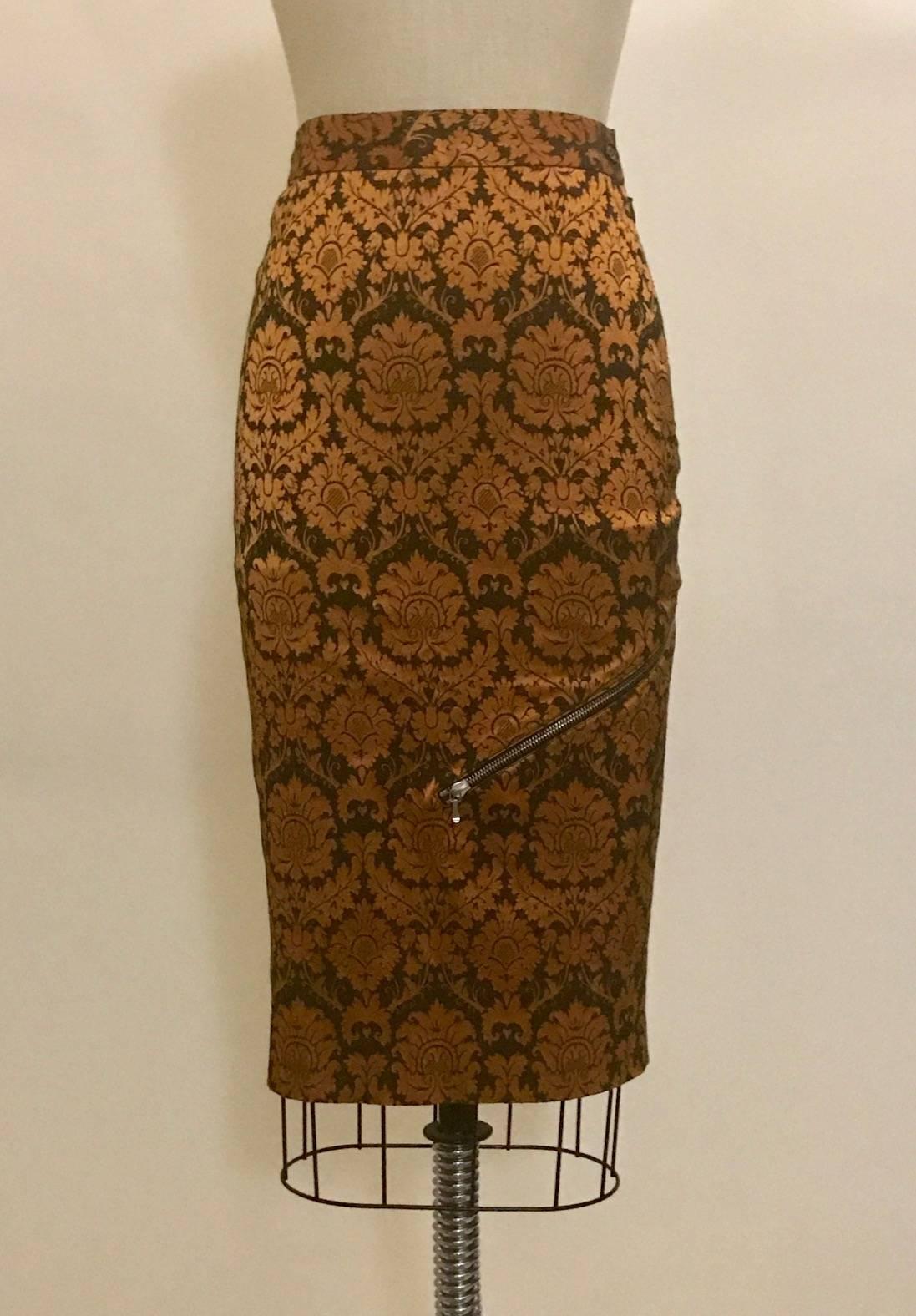 Alexander McQueen orange and brown brocade pencil skirt, shown in look 18 of the Spring 1997 runway show La Poupee. Working zipper detail wraps from front to back. Side zip and button.

No content label, feels like silk blend.

Labelled size IT 40,