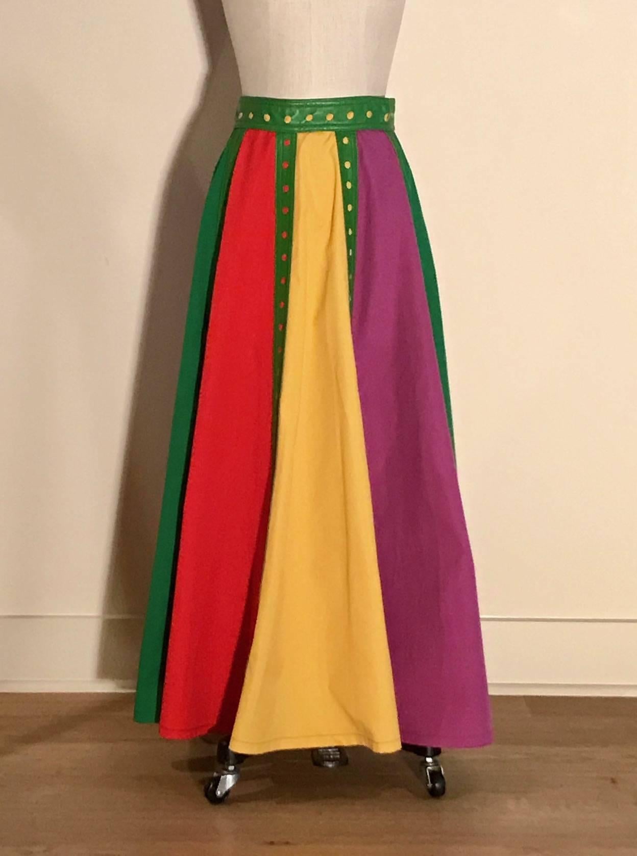 Giorgio Sant'Angelo pour Samuel Robert (plus connu pour ses vêtements en cuir haut de gamme) toile de coton légère en jaune, rouge, violet et vert avec garniture en cuir vert avec détail de cercle découpé. Se ferme au dos par une fermeture éclair et