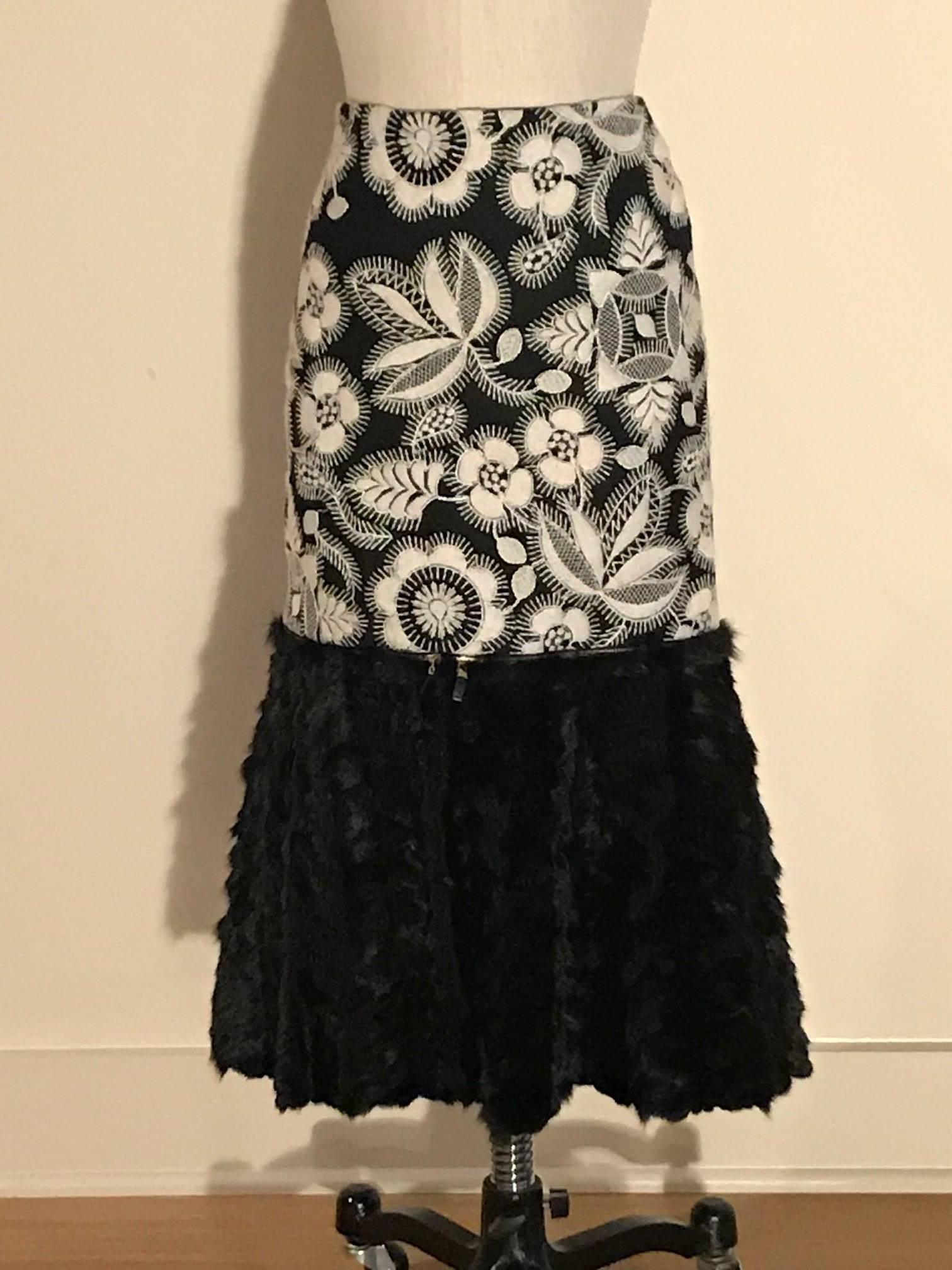 Alexander McQueen black and white floral pattern embroidered wool skirt with fur trim at bottom from his 2003 collection.. A gold zip with leather pulls runs between the wool and fur sections, so the fur can be zipped off if desired! Back zip. 

50%