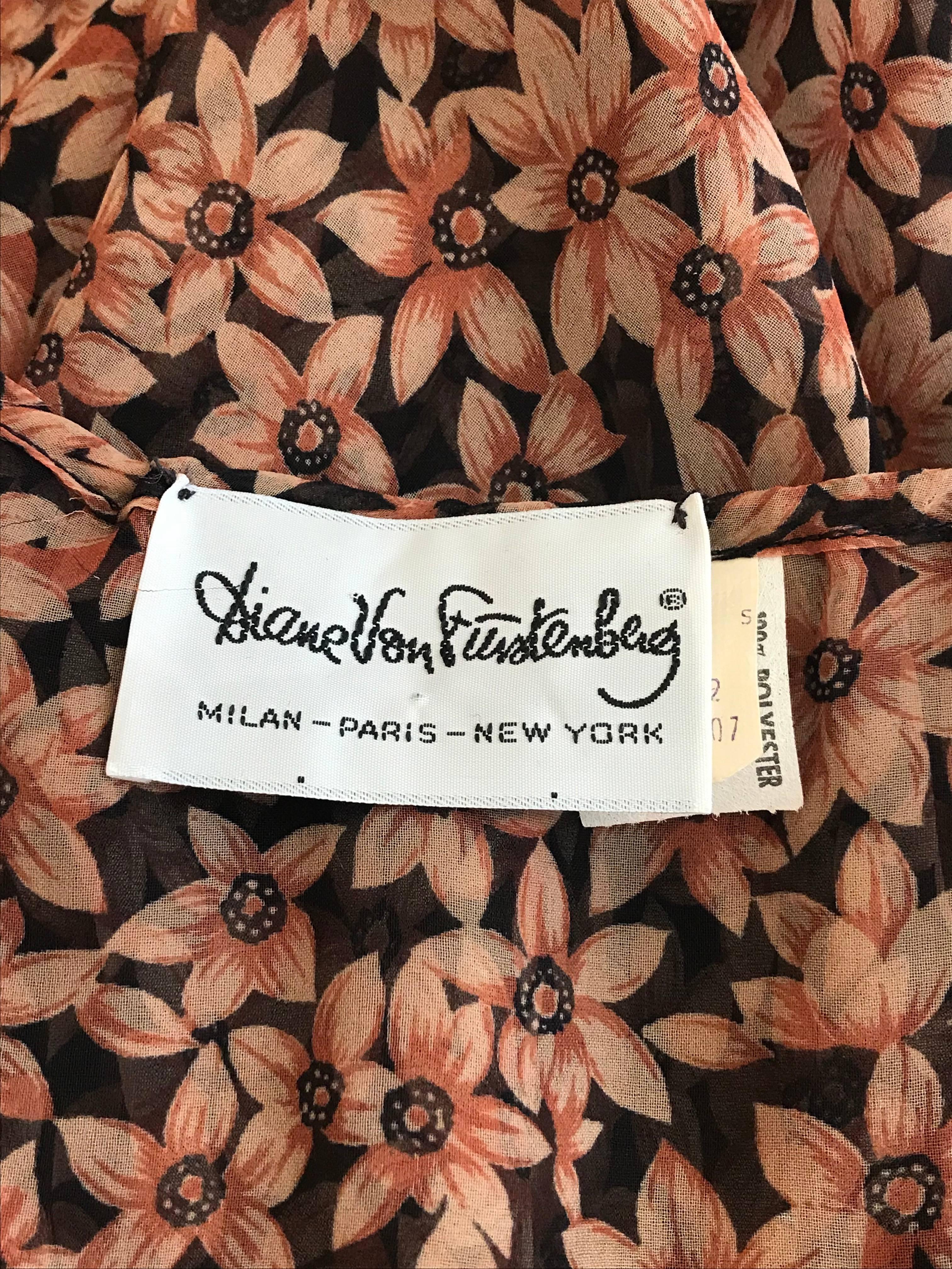 Diane von Furstenberg Vestido Vintage Negro Rosa Estampado Floral Boho, Años 80 en Excelente estado para la venta en San Francisco, CA
