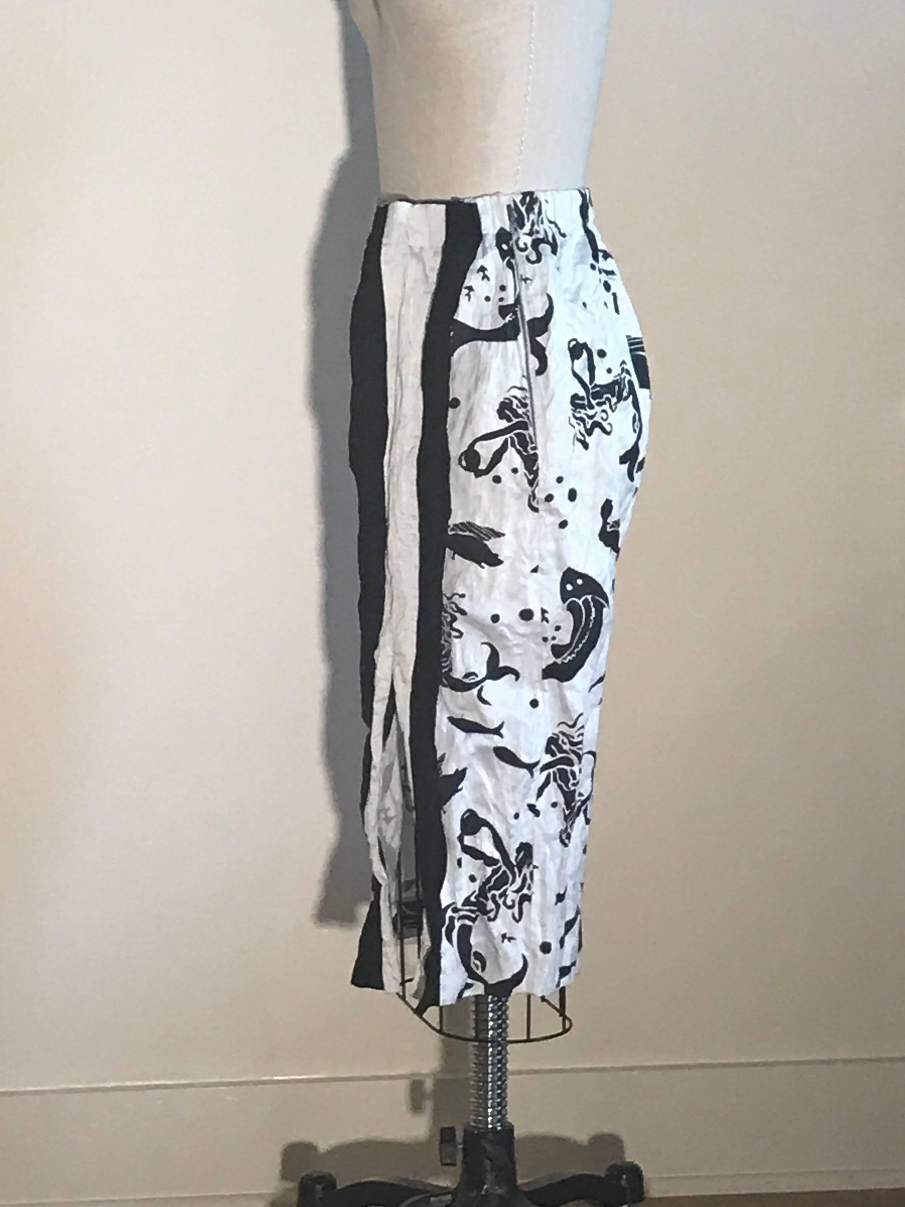 Prada white and black mermaid and fish print crinkle texture pencil skirt, as seen on the Spring Summer 2009 runway. Elastic waist, side zip.

75% cotton, 26% metal.

Made in Italy.

Size IT 40, approximate US 4. See measurements.
Waist 26