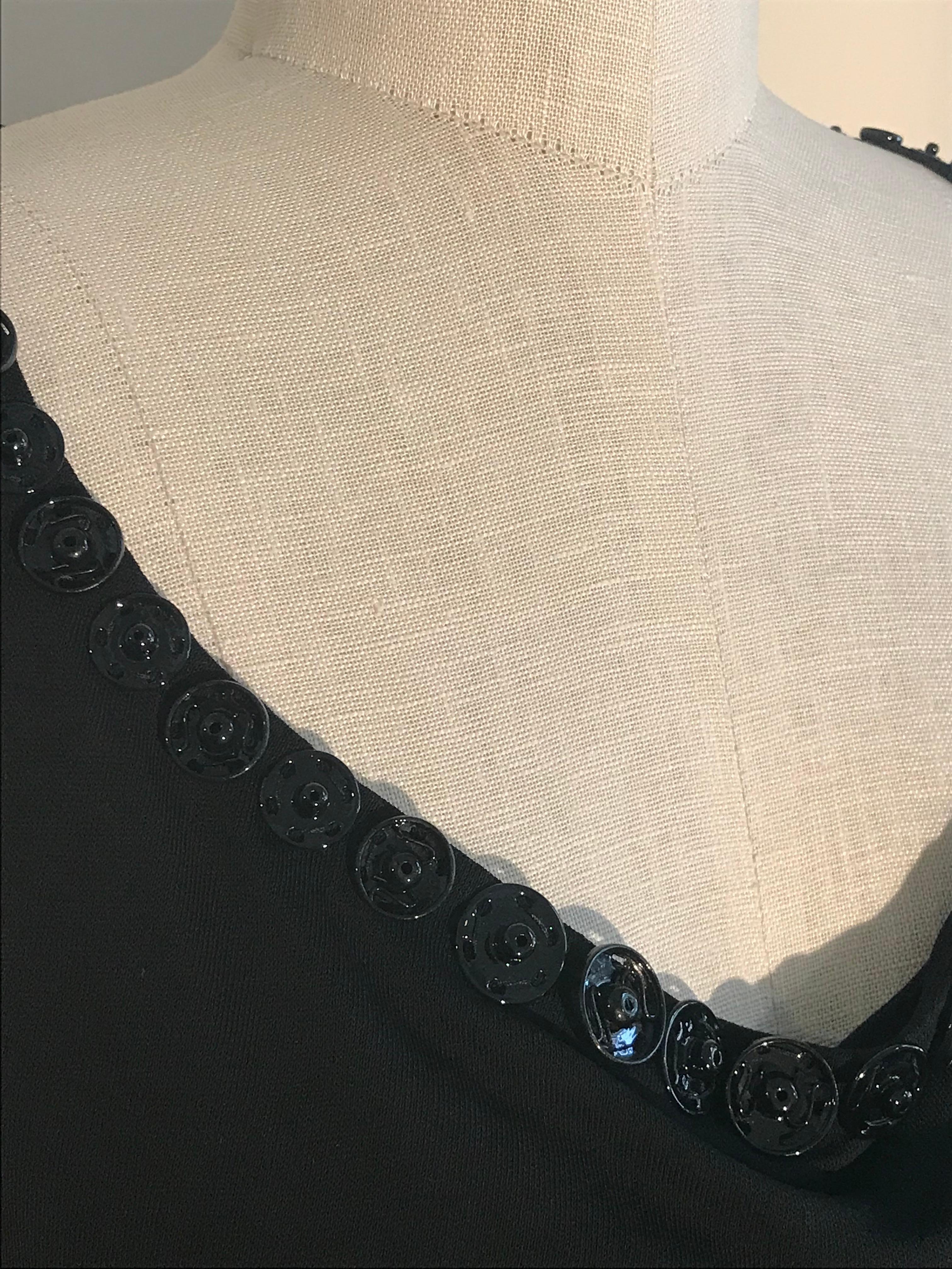 Kleines schwarzes Jersey-Kleid mit Schnappverschluss von Jean Paul Gaultier (Schwarz) im Angebot
