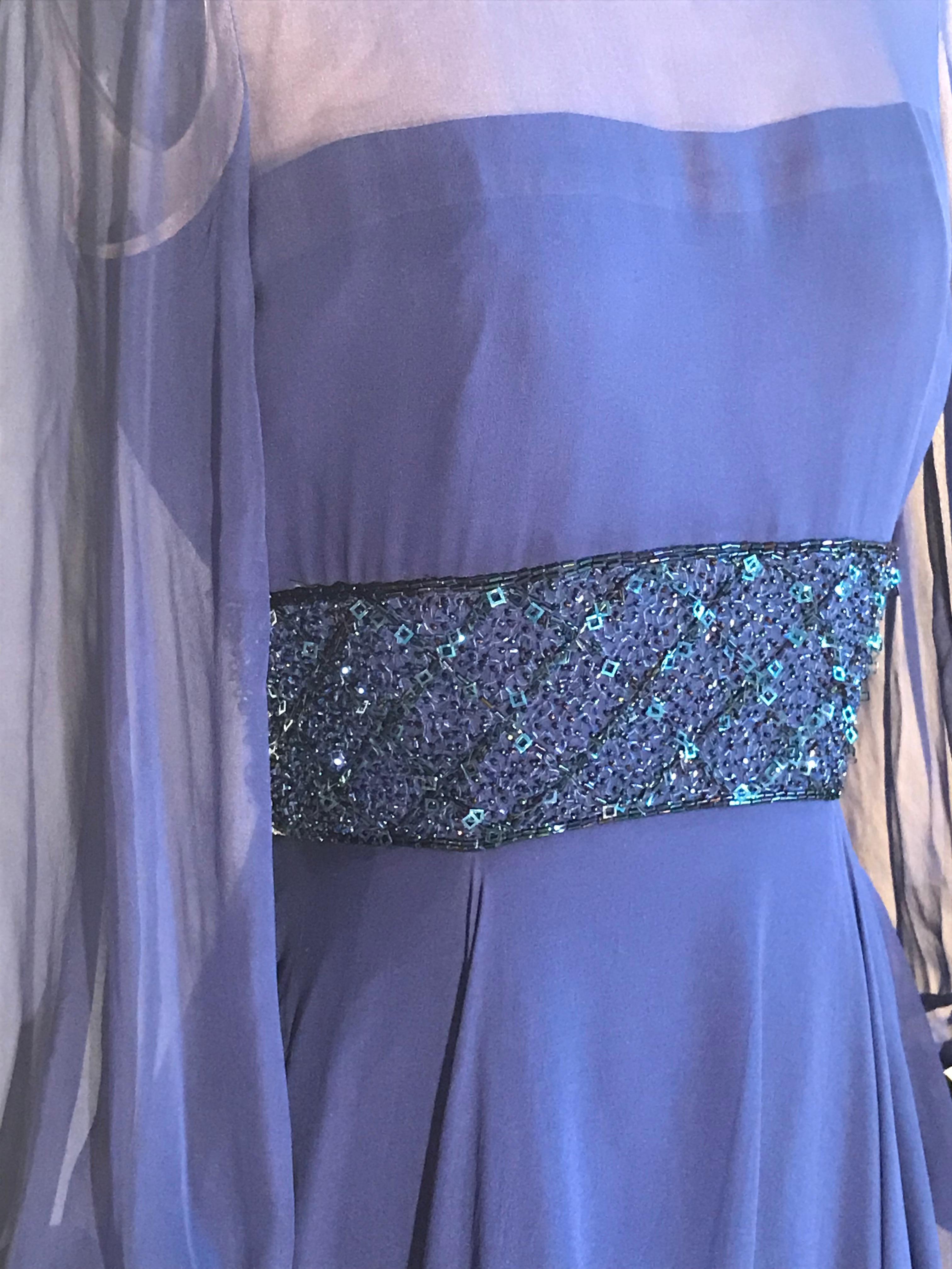 Travilla 1970s Vestido de noche de gasa azul con cuentas y mangas transparentes en Excelente estado para la venta en San Francisco, CA