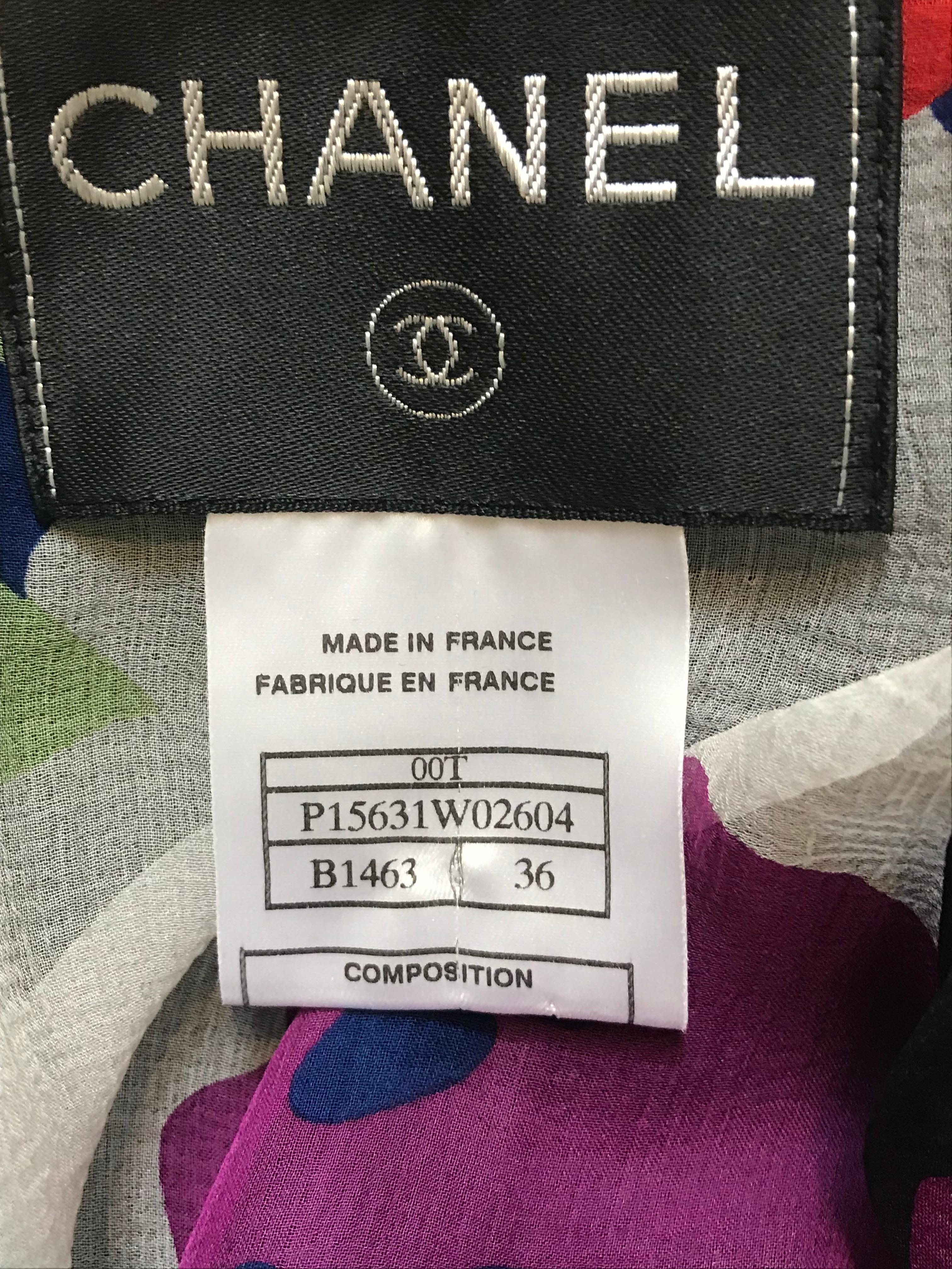 Chanel 2000 Costume trois pièces en bouclette noire avec mousseline multicolore florale  Garniture  en vente 3