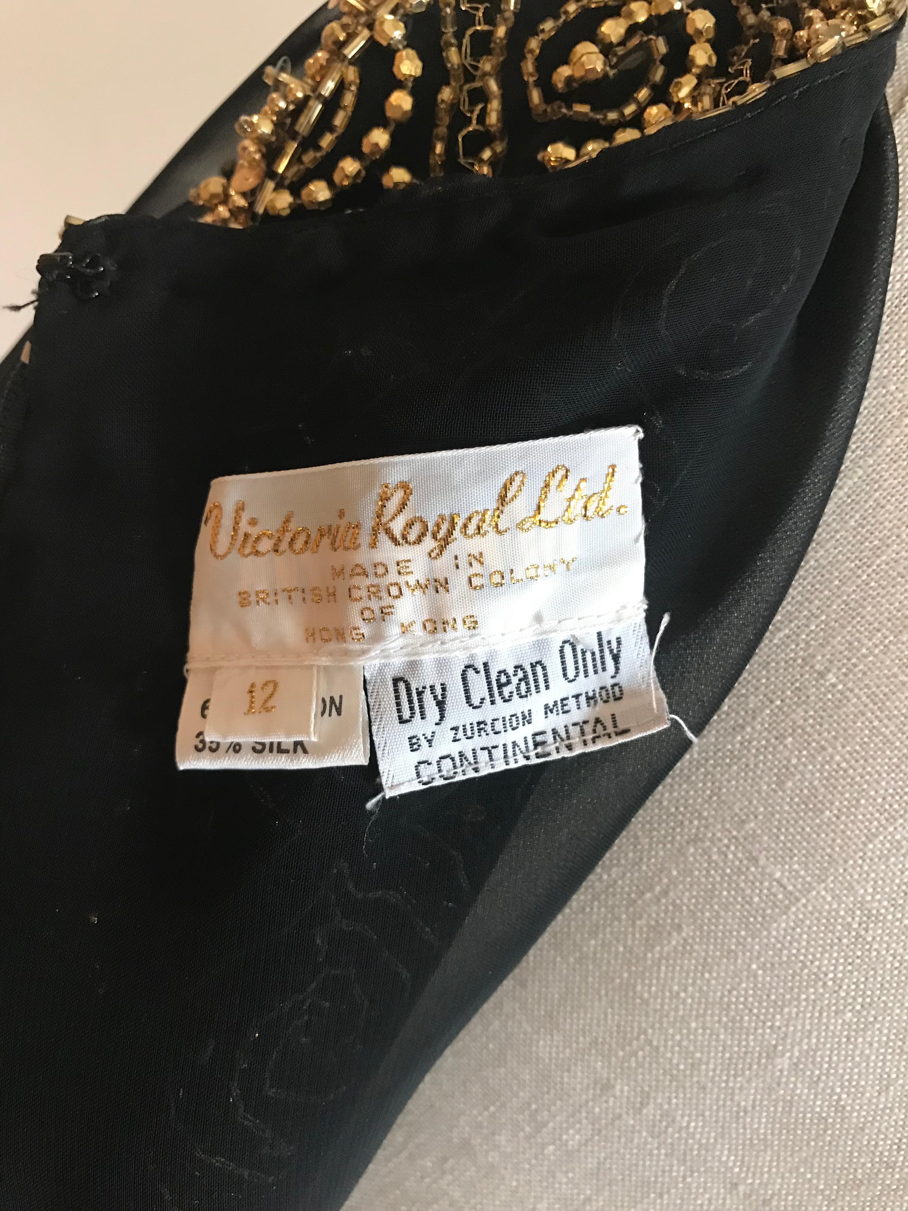 Victoria Royal - Robe à manches longues ornée de perles et de glands noirs et or en vente 3