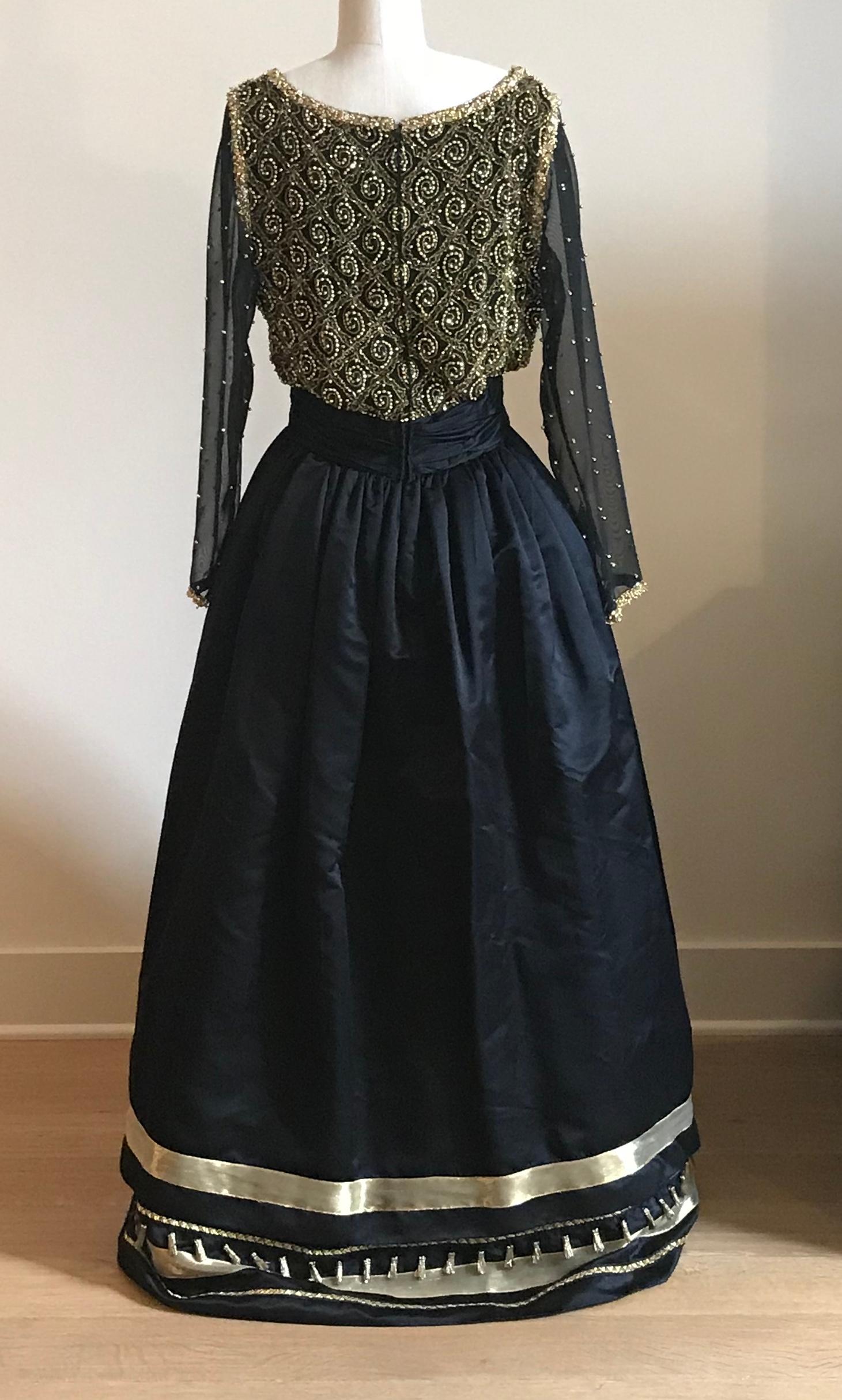 Victoria Royal - Robe à manches longues ornée de perles et de glands noirs et or Excellent état - En vente à San Francisco, CA