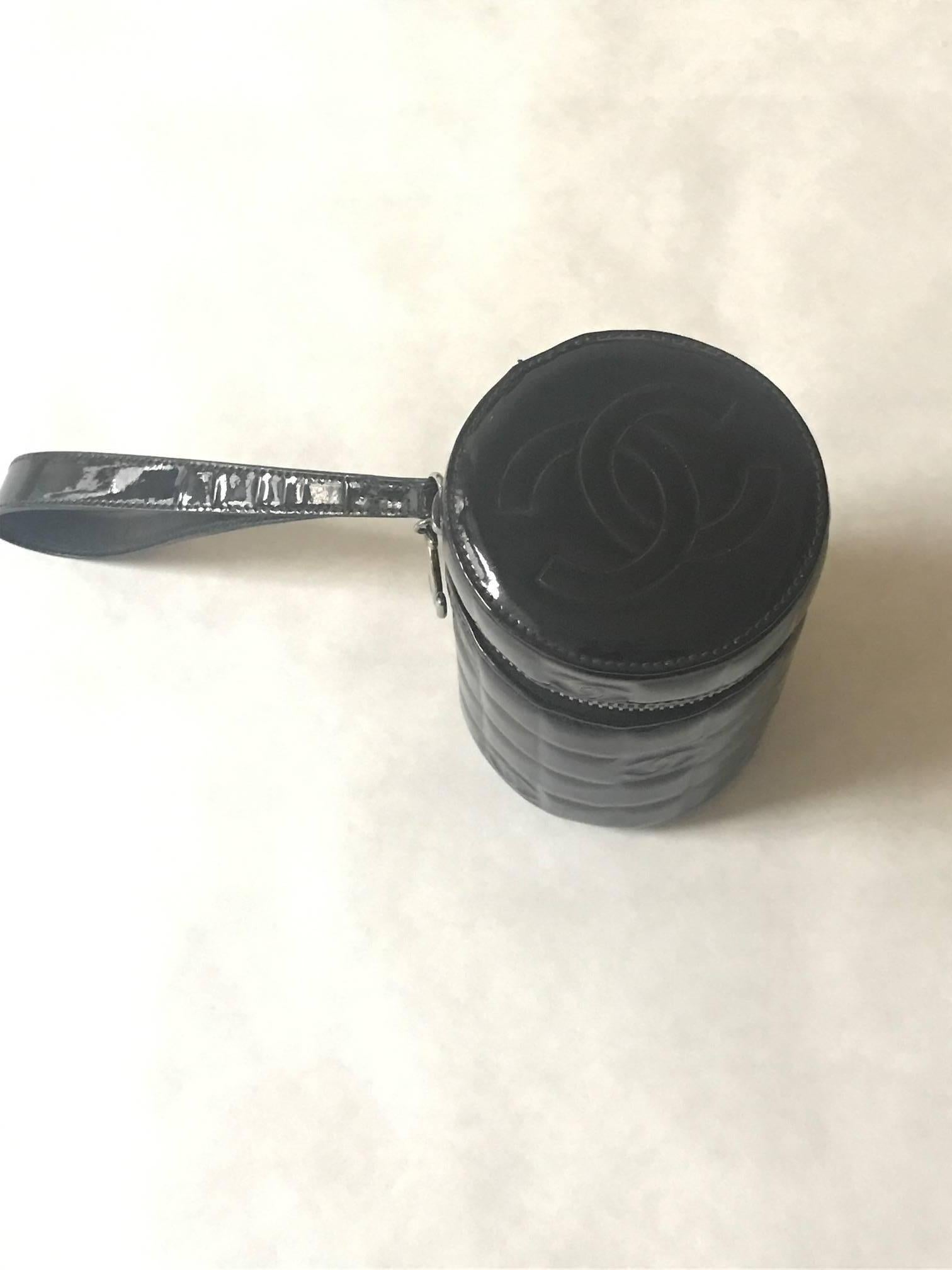 Chanel Schwarzes Lackleder Gesteppt CC Logo Zylinder Canister Handgelenk Clutch im Zustand „Hervorragend“ im Angebot in San Francisco, CA