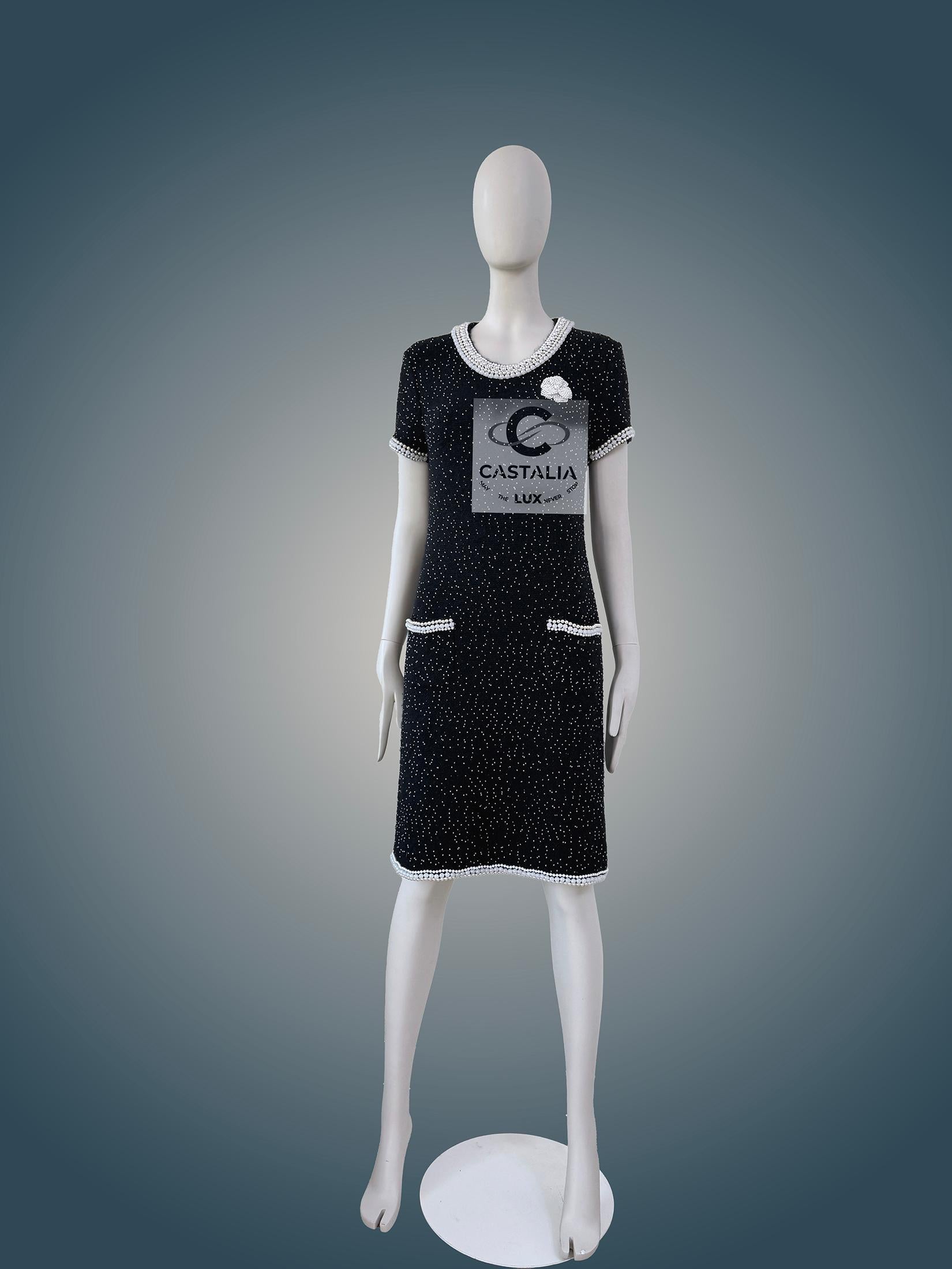 CHANEL Schwarzes Couture Perlenkleid mit Kamelienbrosche 40 FR im Zustand „Neu“ im Angebot in Dubai, AE