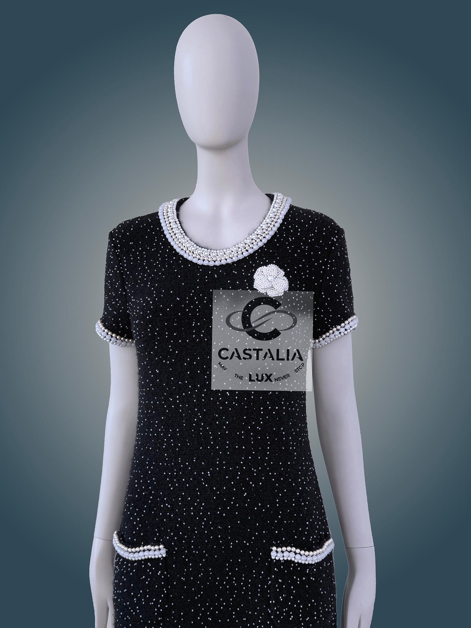 CHANEL Schwarzes Couture Perlenkleid mit Kamelienbrosche 40 FR im Angebot 5