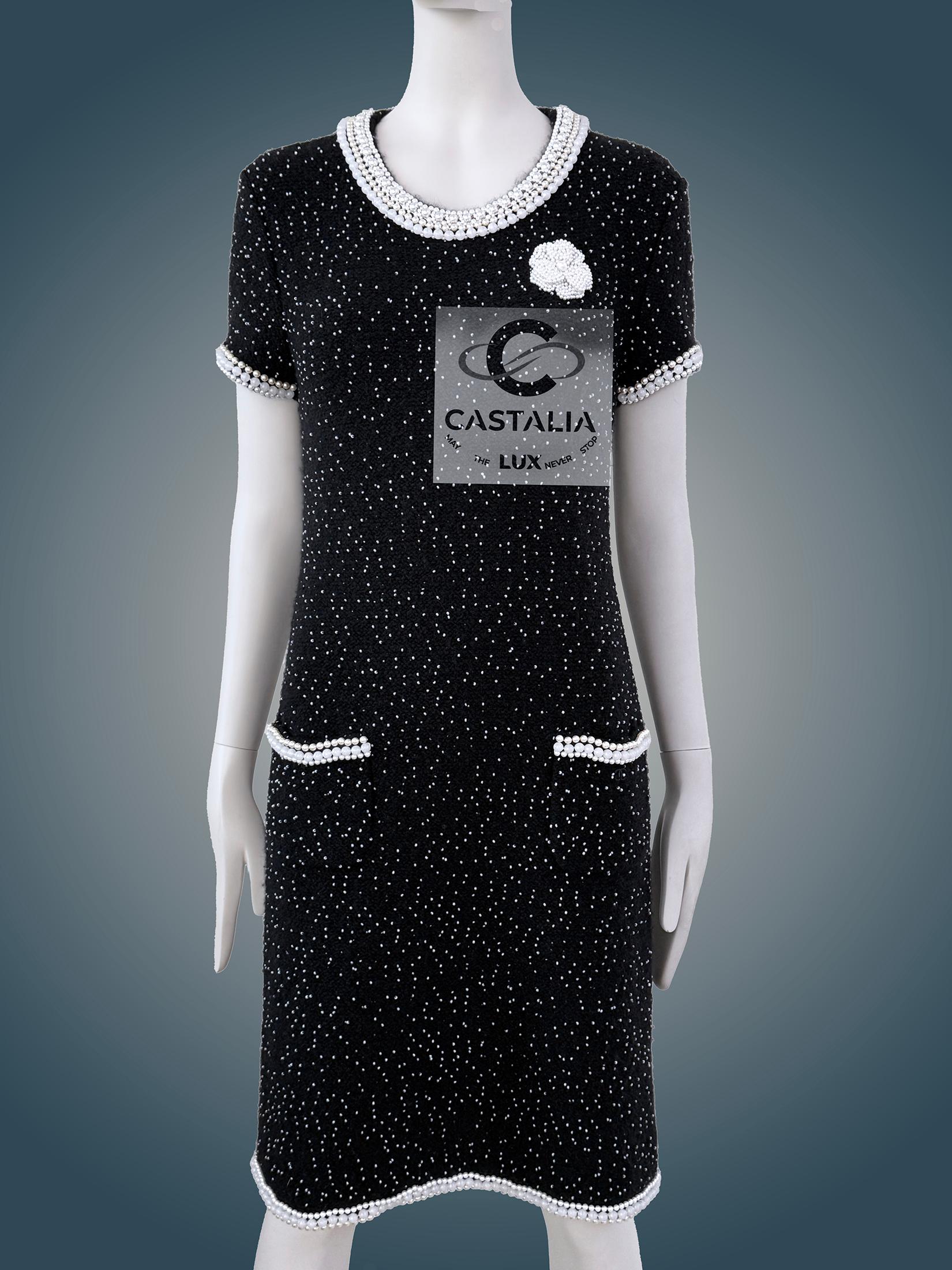 CHANEL Schwarzes Couture Perlenkleid mit Kamelienbrosche 40 FR im Angebot 1