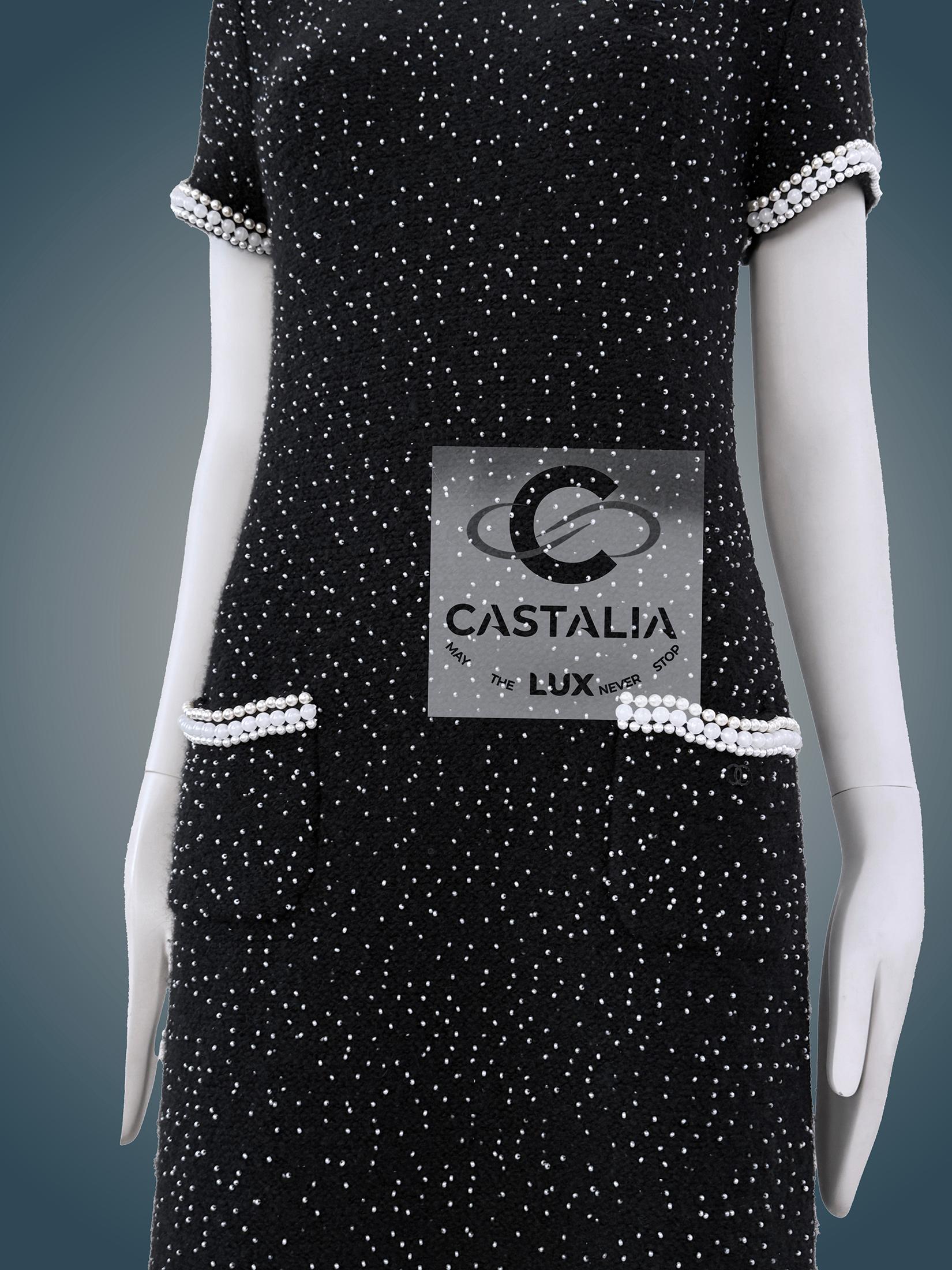 CHANEL Schwarzes Couture Perlenkleid mit Kamelienbrosche 40 FR im Angebot 9