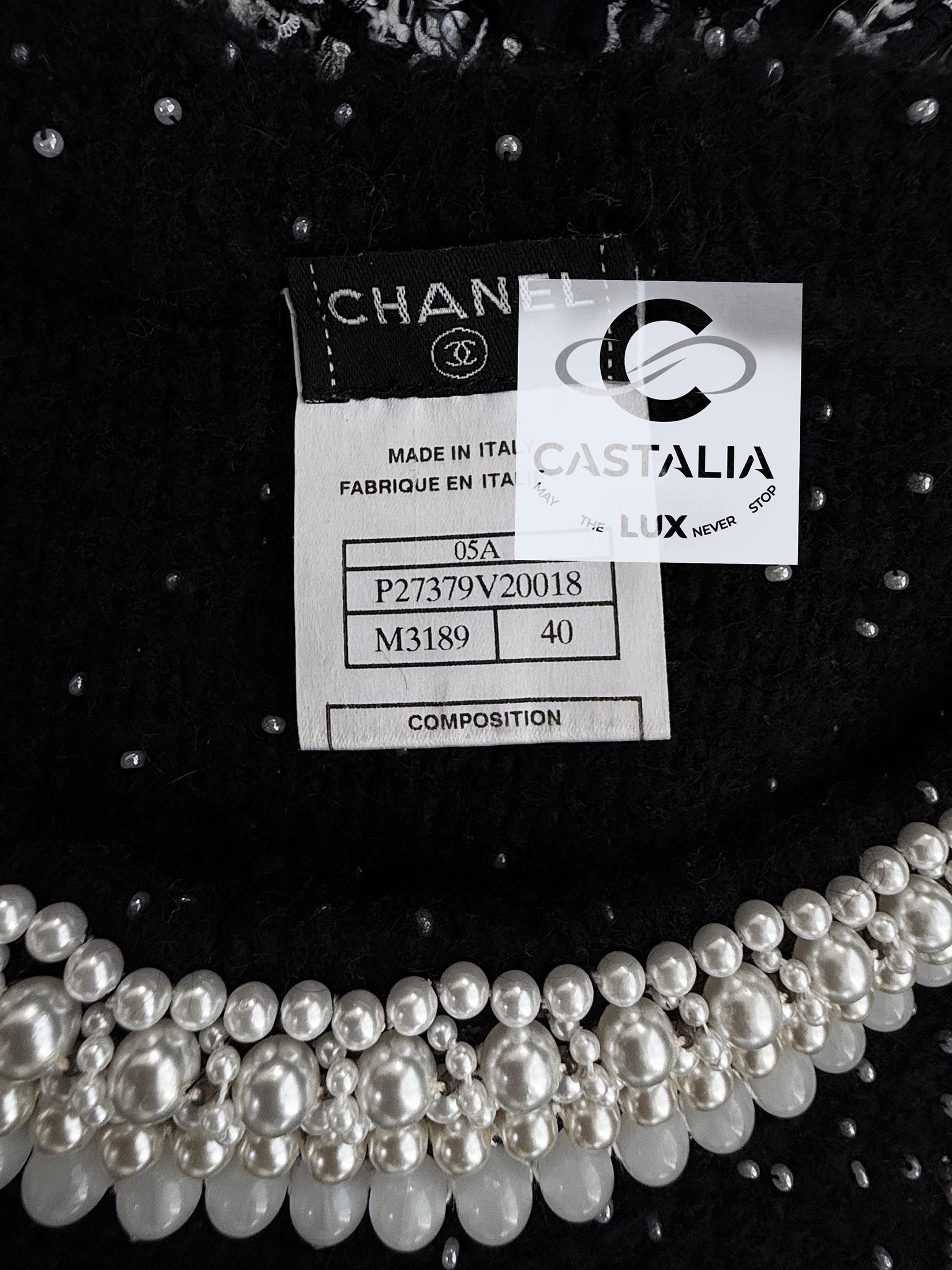 CHANEL Schwarzes Couture Perlenkleid mit Kamelienbrosche 40 FR im Angebot 15