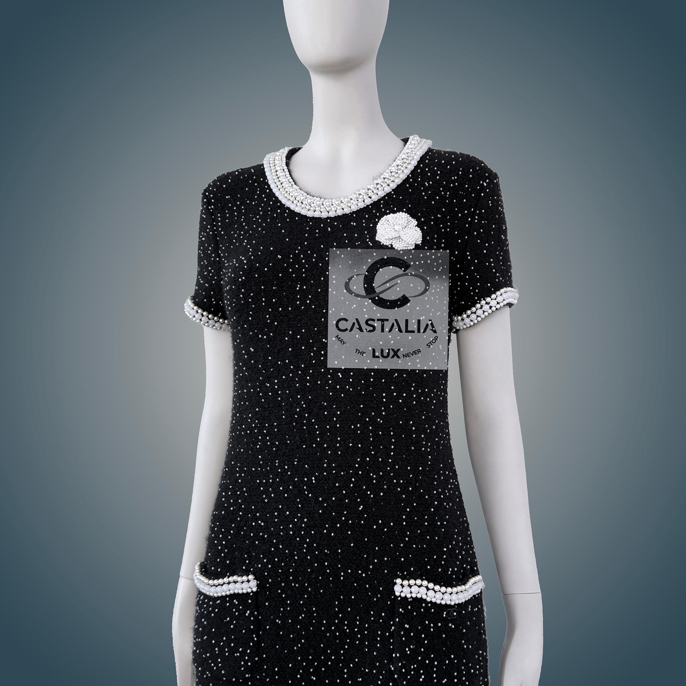 CHANEL Schwarzes Couture Perlenkleid mit Kamelienbrosche 40 FR im Angebot 12