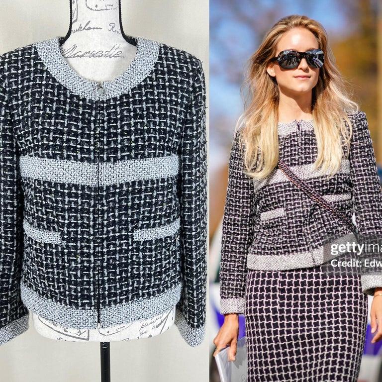 Chanel Giacca nera in tweed Lesage con logo e charm 38 FR In condizioni Nuovo in vendita a Dubai, AE