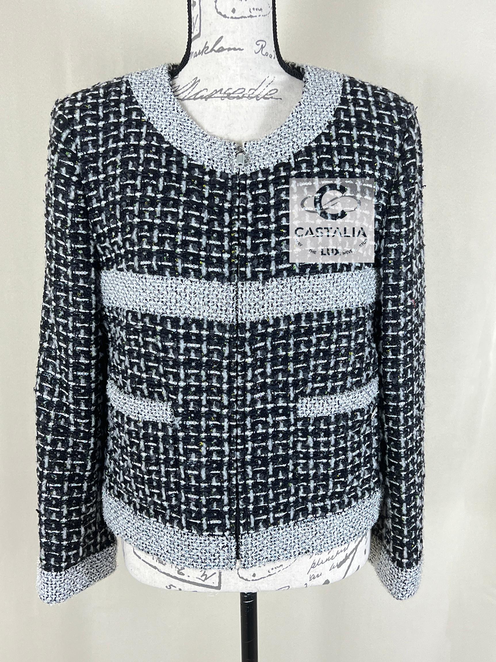 da uomo o donna Chanel Giacca nera in tweed Lesage con logo e charm 38 FR in vendita
