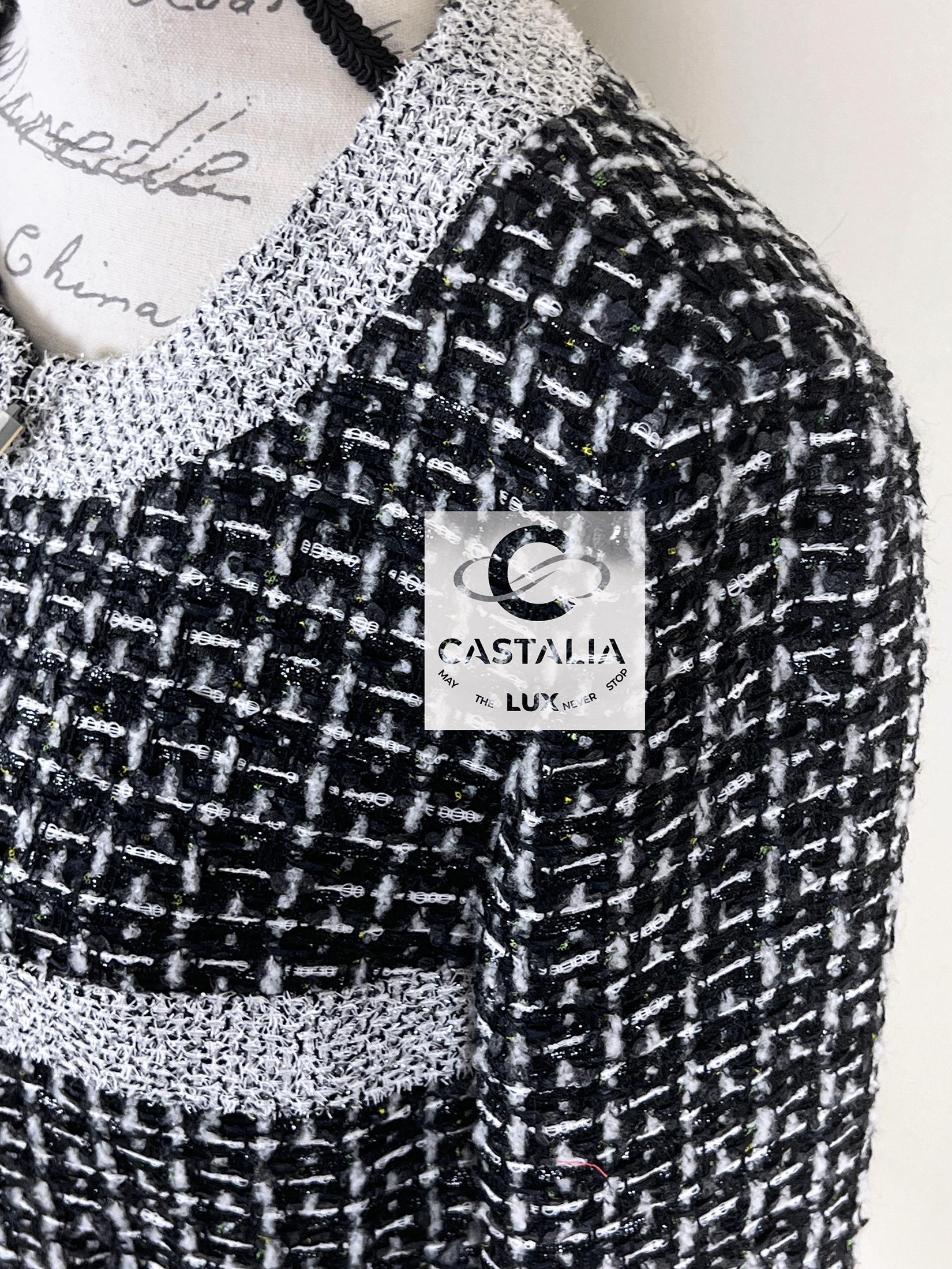 Chanel Giacca nera in tweed Lesage con logo e charm 38 FR in vendita 2
