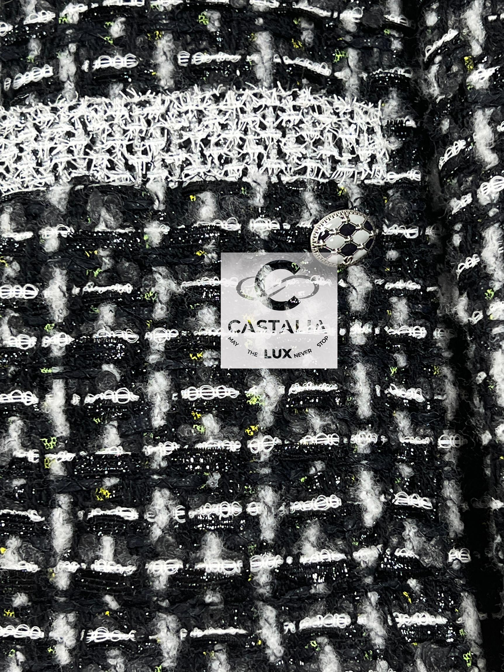 Chanel Giacca nera in tweed Lesage con logo e charm 38 FR in vendita 3
