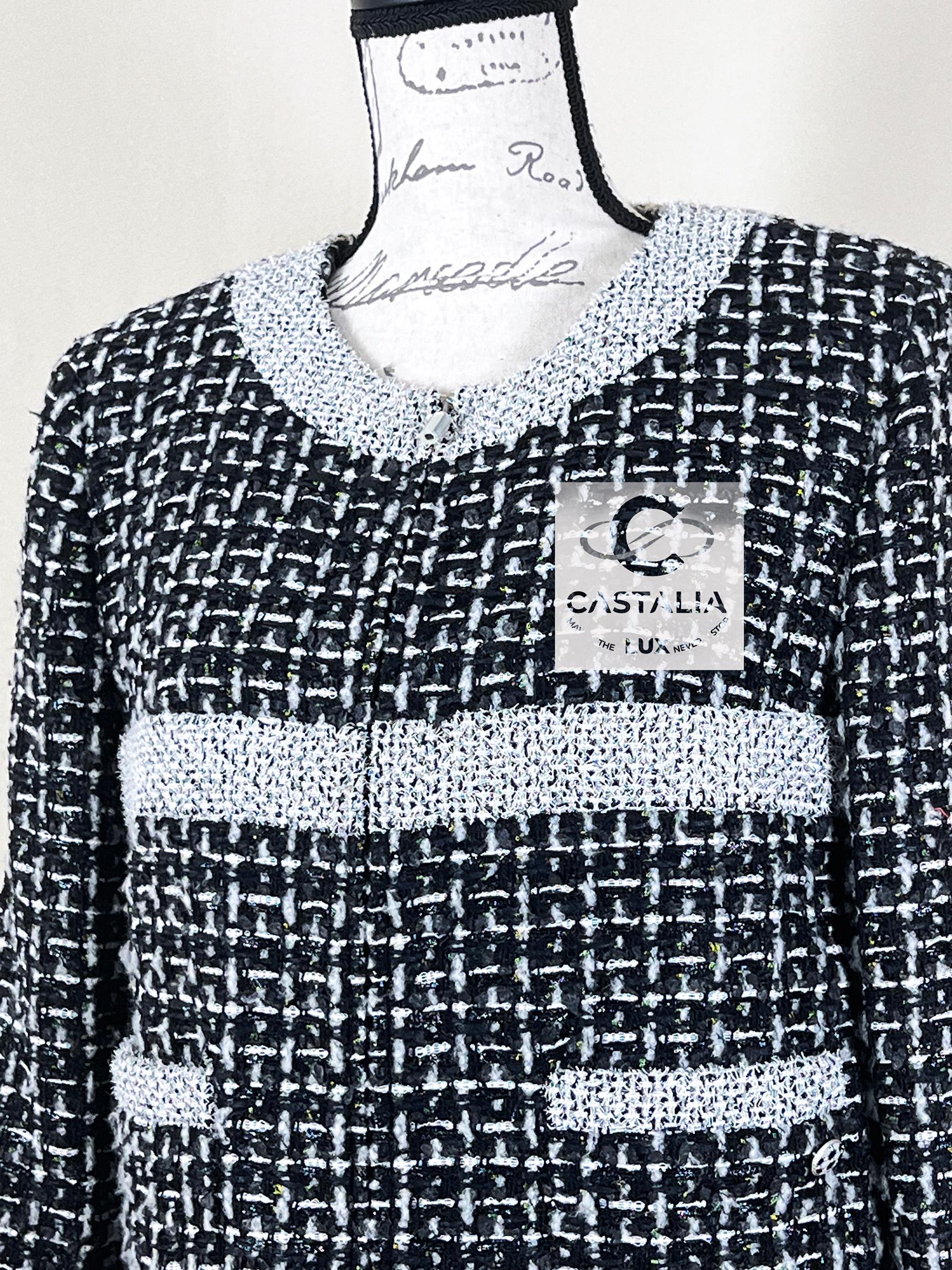 Chanel Giacca nera in tweed Lesage con logo e charm 38 FR in vendita 1