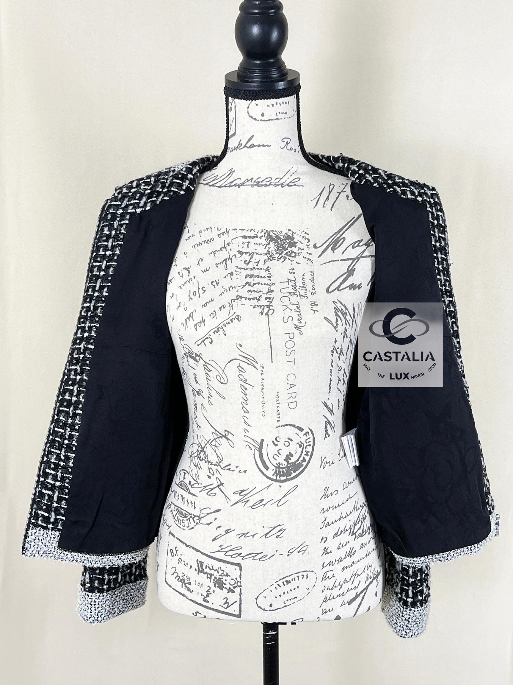 Chanel Giacca nera in tweed Lesage con logo e charm 38 FR in vendita 6