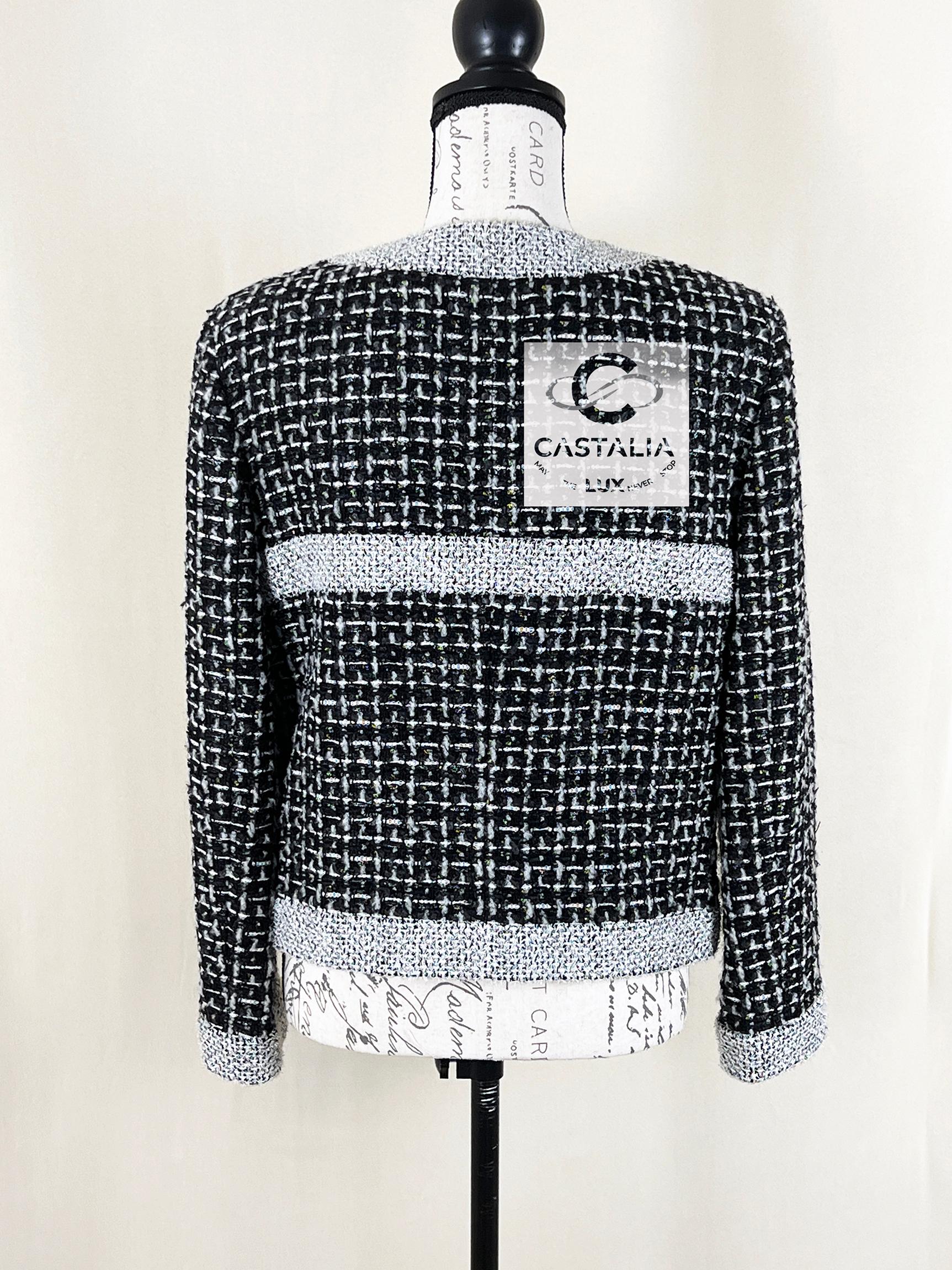 Chanel Giacca nera in tweed Lesage con logo e charm 38 FR in vendita 5