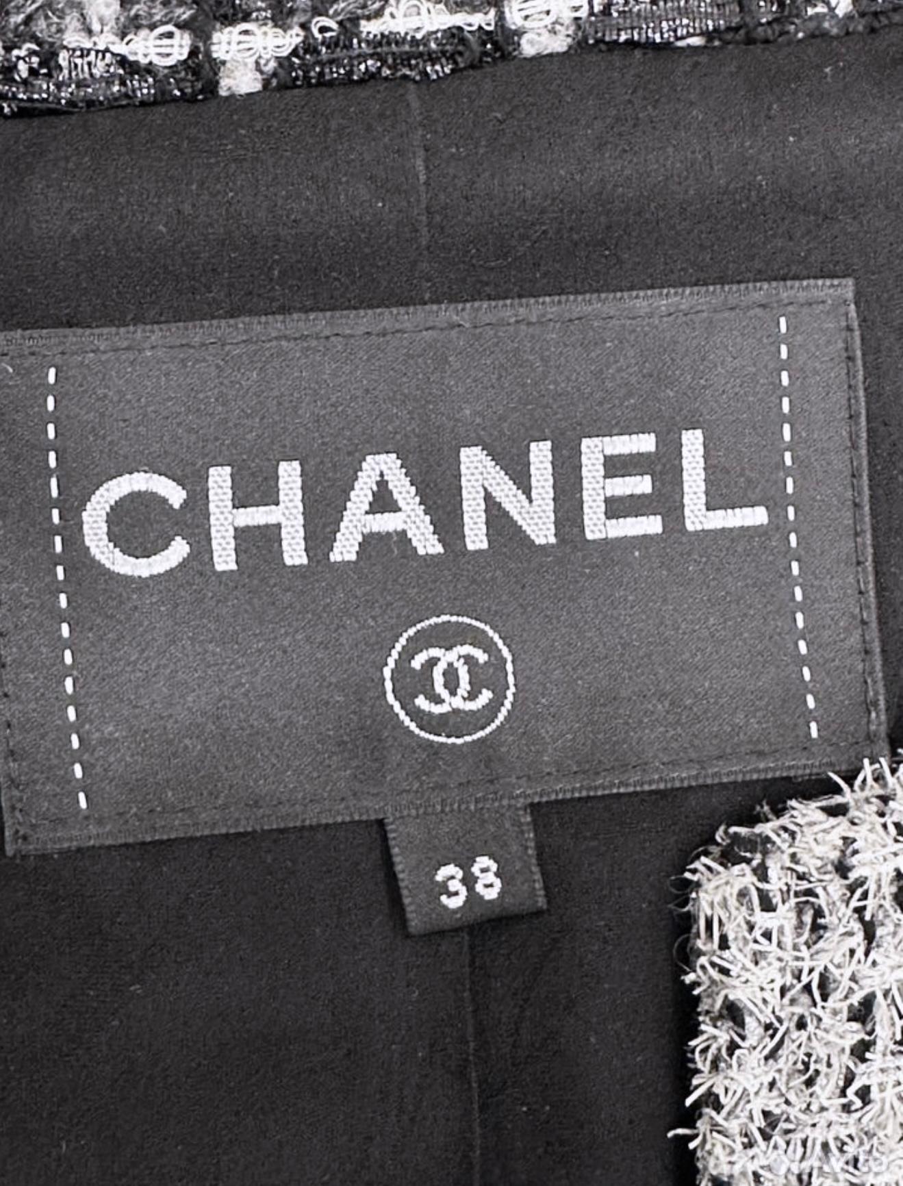 Chanel Giacca nera in tweed Lesage con logo e charm 38 FR in vendita 7