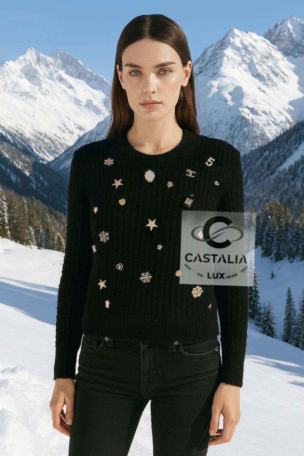 ~ Enigmatique mais enjoué, 
Ce pull en cachemire noir de la Collection COCO NEIGE de Chanel est imprégné des codes intemporels de chance et d'allure de la Maison.

 ~ Une pièce convoitée pour les défilés et les campagnes ADS, qui associe un