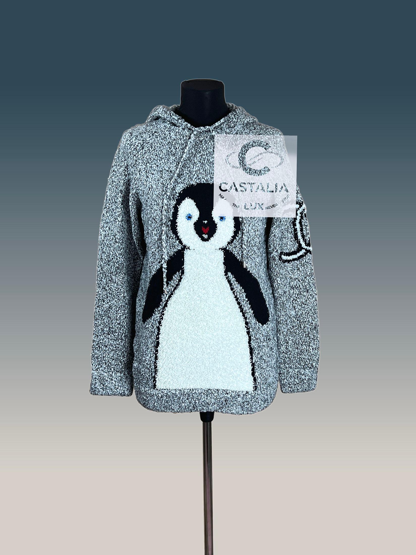 Chanel Sammler Trophäe Bouclé CC Pinguin Hoodie 42 FRu2028 im Zustand „Hervorragend“ im Angebot in Dubai, AE