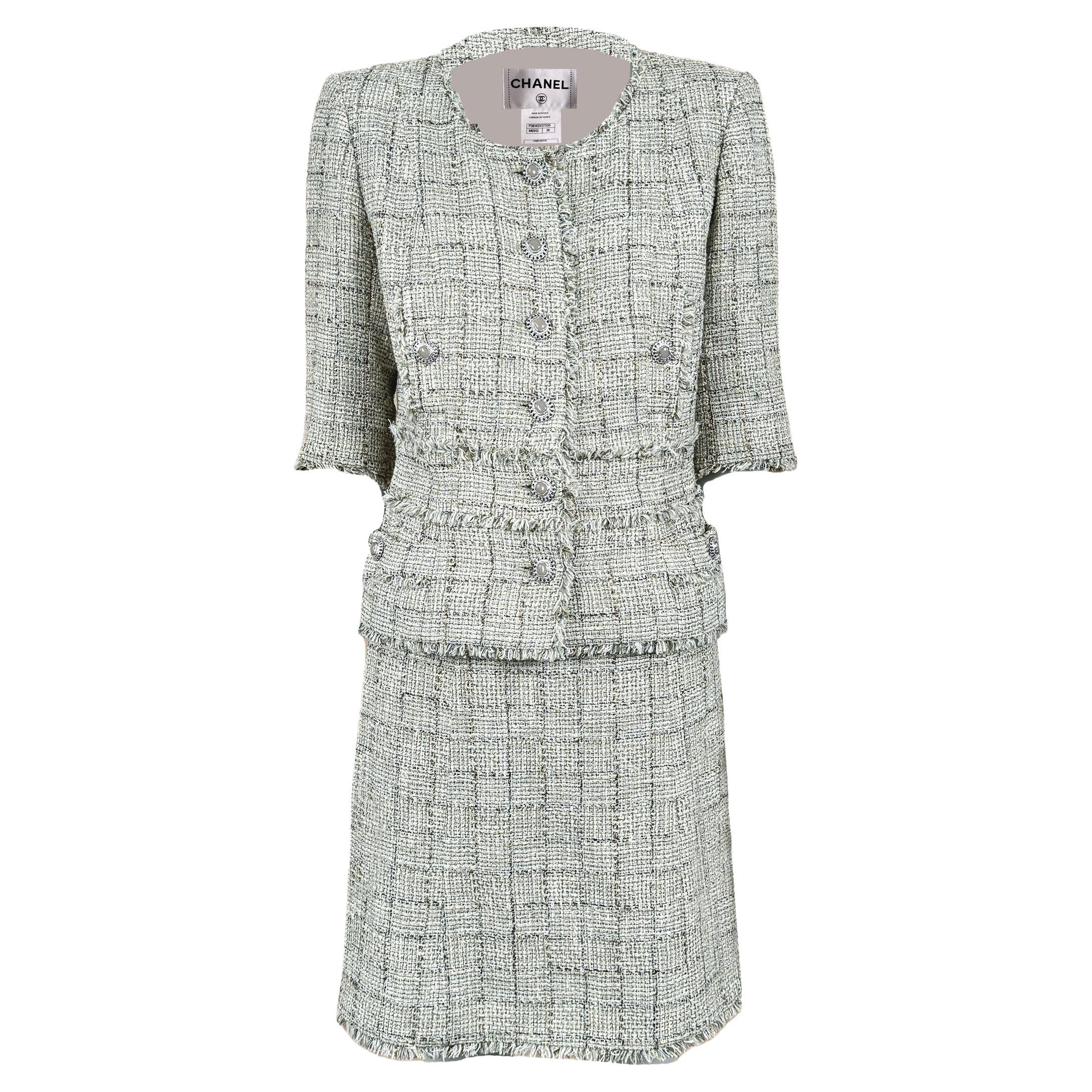 Conjunto Chanel Iconic Beige Tweed con Botones CC Gripoix 38 FR en venta
