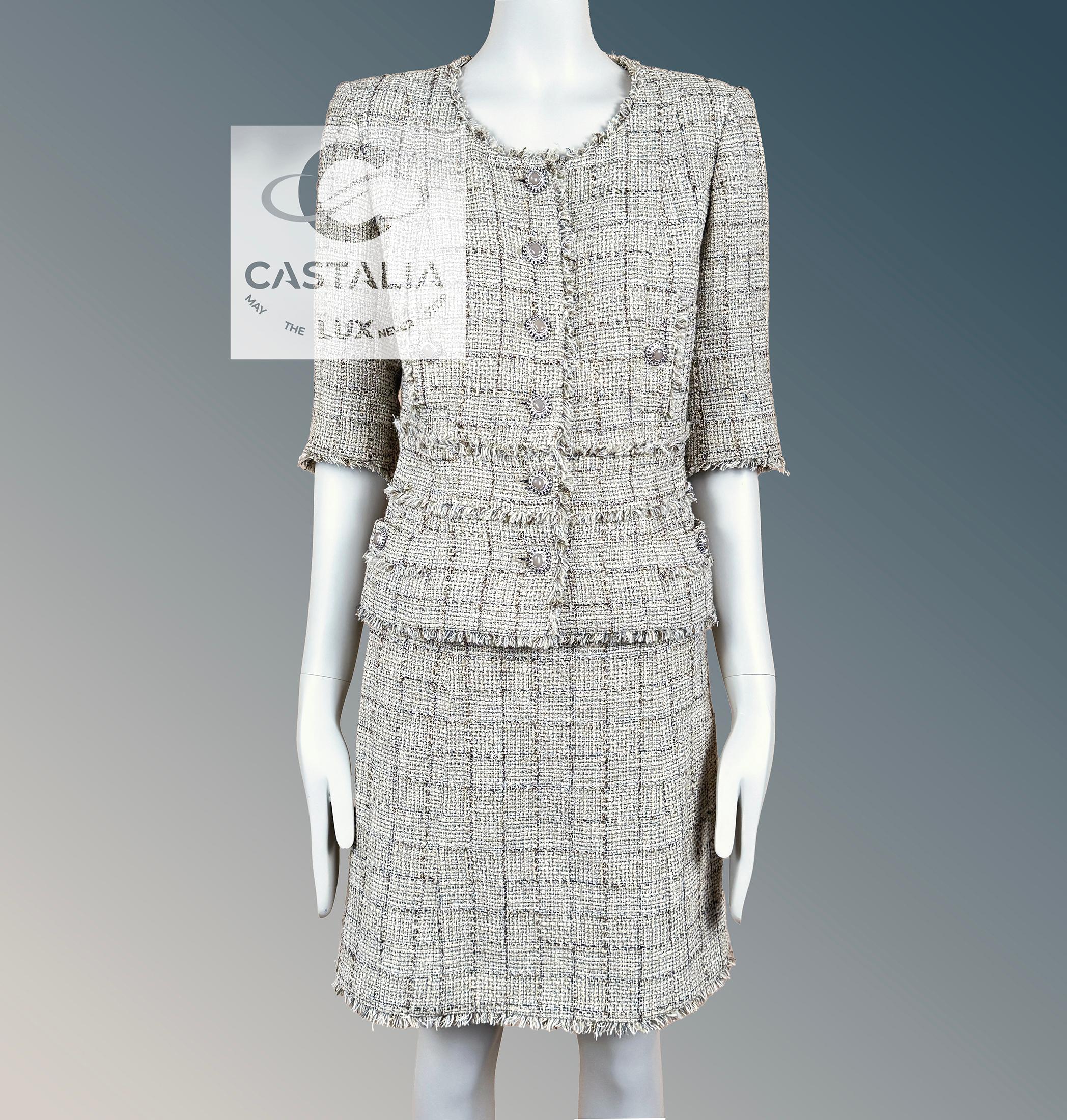 Conjunto Chanel Iconic Beige Tweed con Botones CC Gripoix 38 FR en venta 3