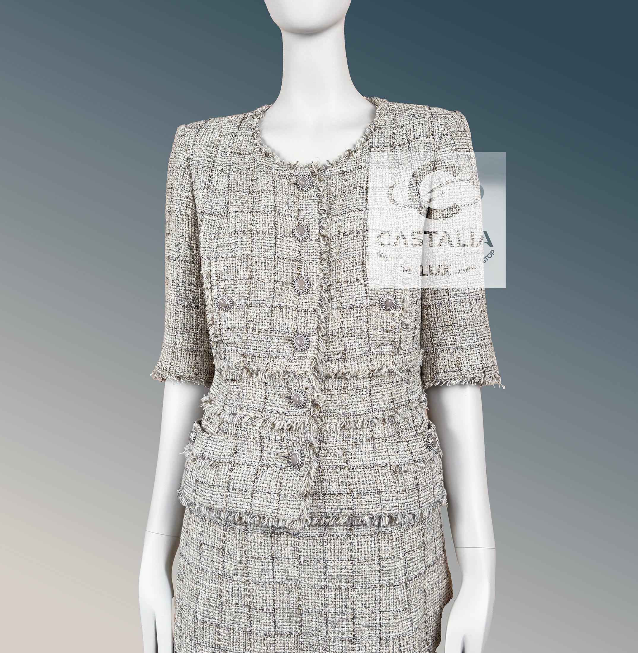 Conjunto Chanel Iconic Beige Tweed con Botones CC Gripoix 38 FR en venta 4