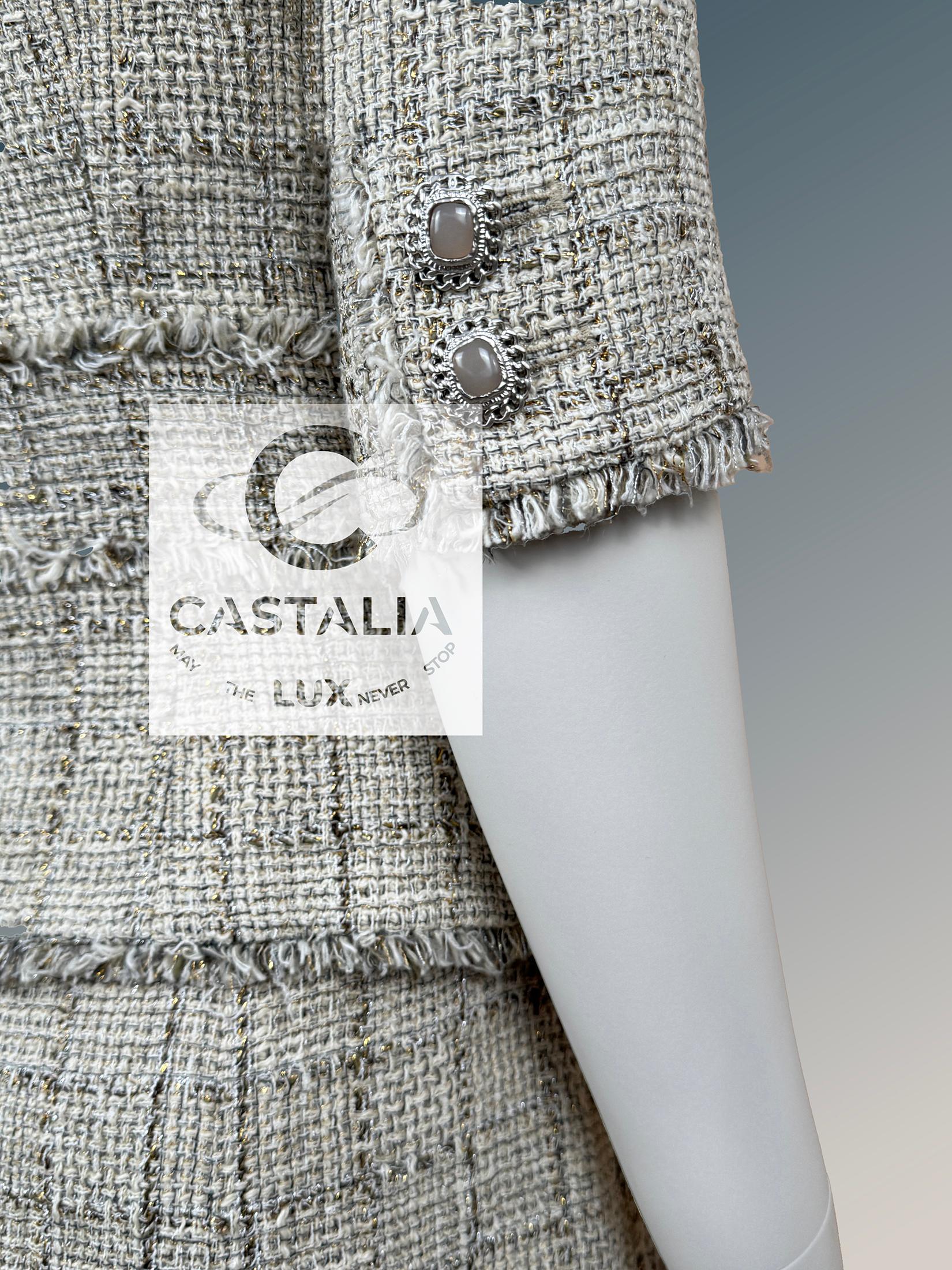 Conjunto Chanel Iconic Beige Tweed con Botones CC Gripoix 38 FR en venta 11