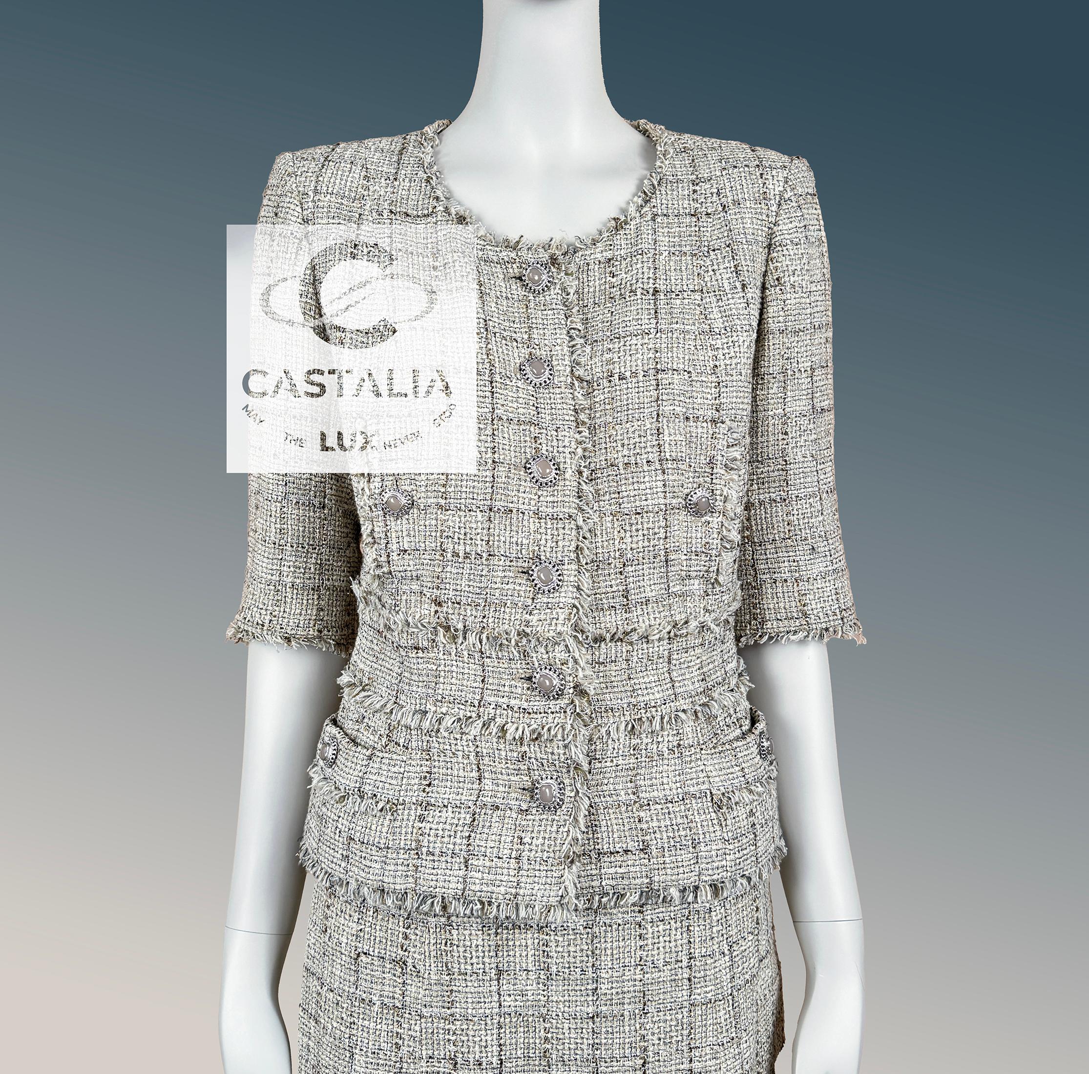 Conjunto Chanel Iconic Beige Tweed con Botones CC Gripoix 38 FR en venta 5
